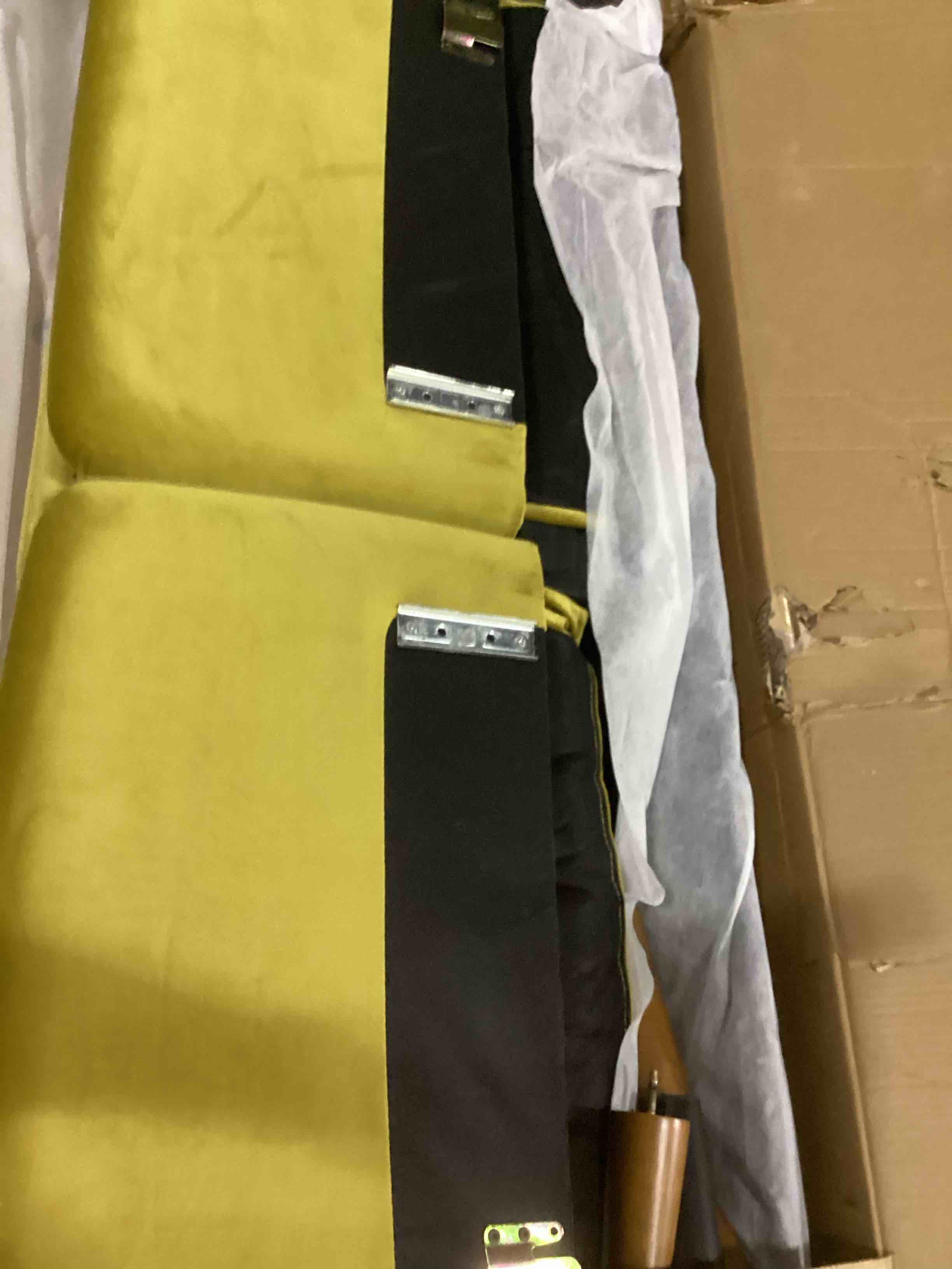 https://s3.amazonaws.com/lotting-images-prod/bidfta/RED5524451_1729769736310.jpeg