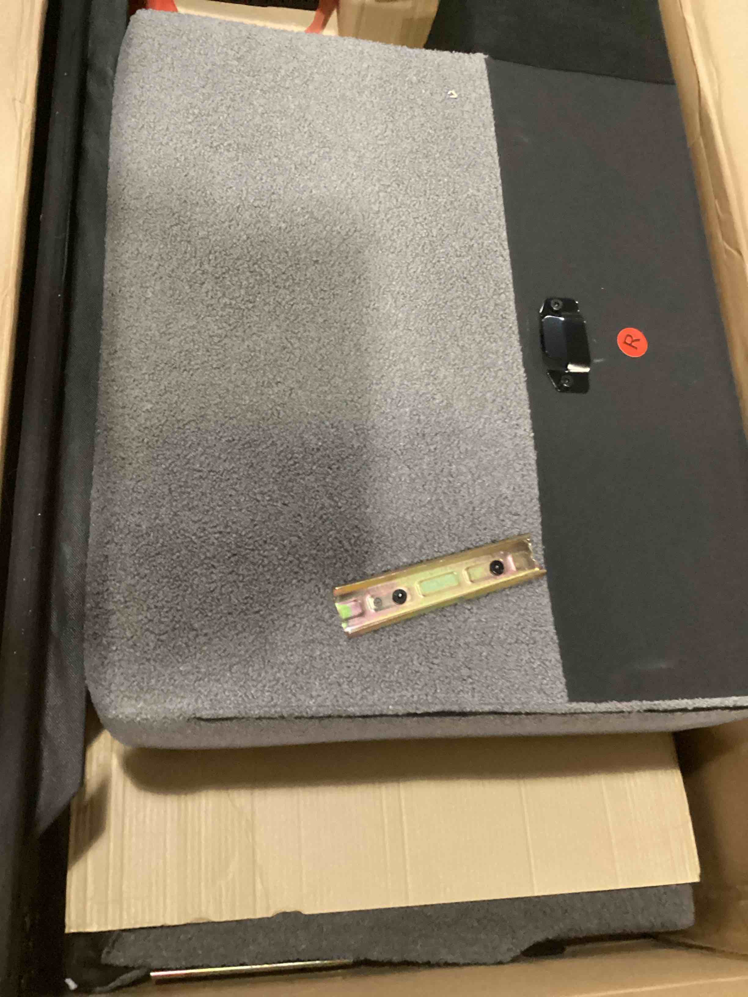 https://s3.amazonaws.com/lotting-images-prod/bidfta/RED5524456_1729771388764.jpeg