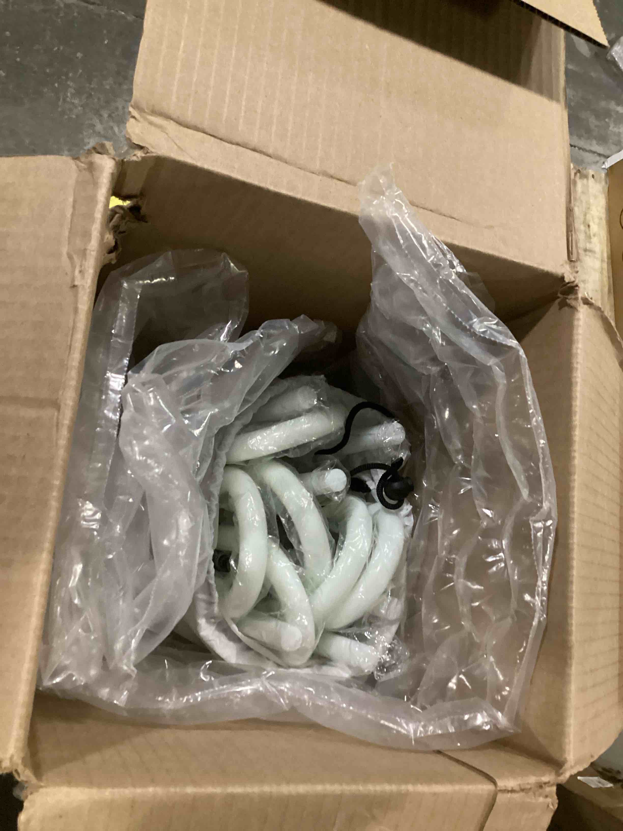 https://s3.amazonaws.com/lotting-images-prod/bidfta/RED5525224_1728910395961.jpeg