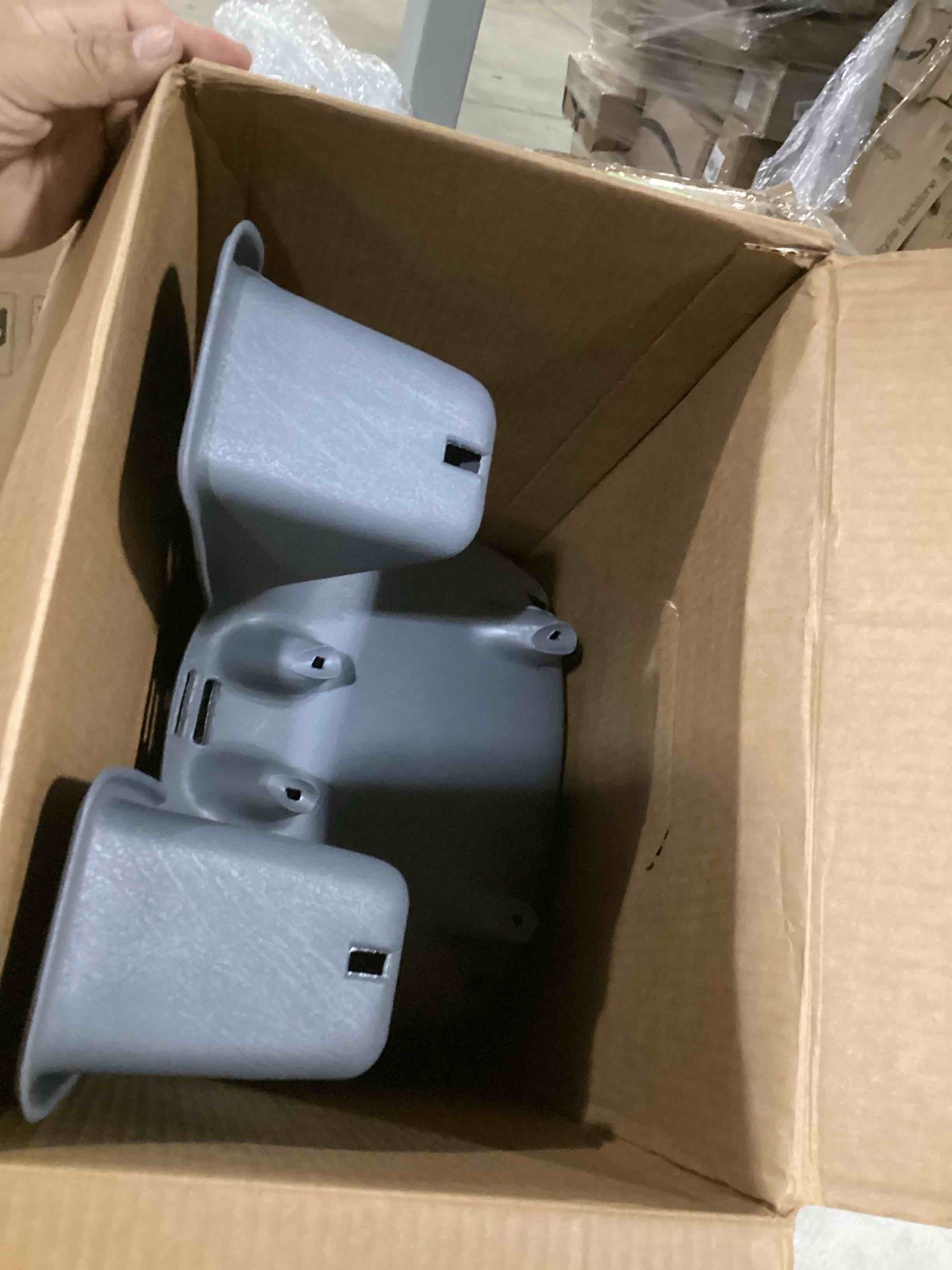 https://s3.amazonaws.com/lotting-images-prod/bidfta/RED5525230_1728911280784.jpeg