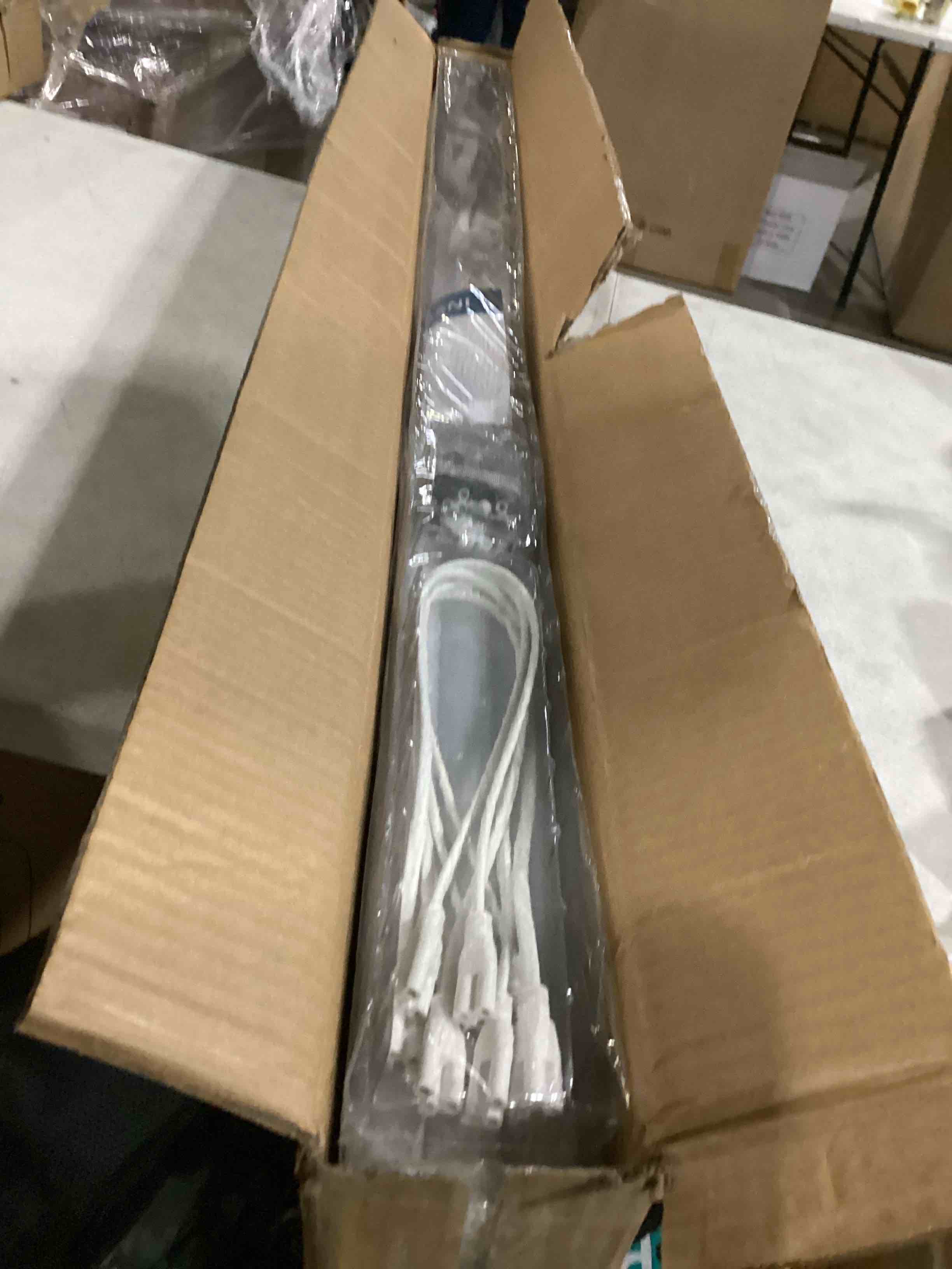 https://s3.amazonaws.com/lotting-images-prod/bidfta/RED5526180_1730136785323.jpeg