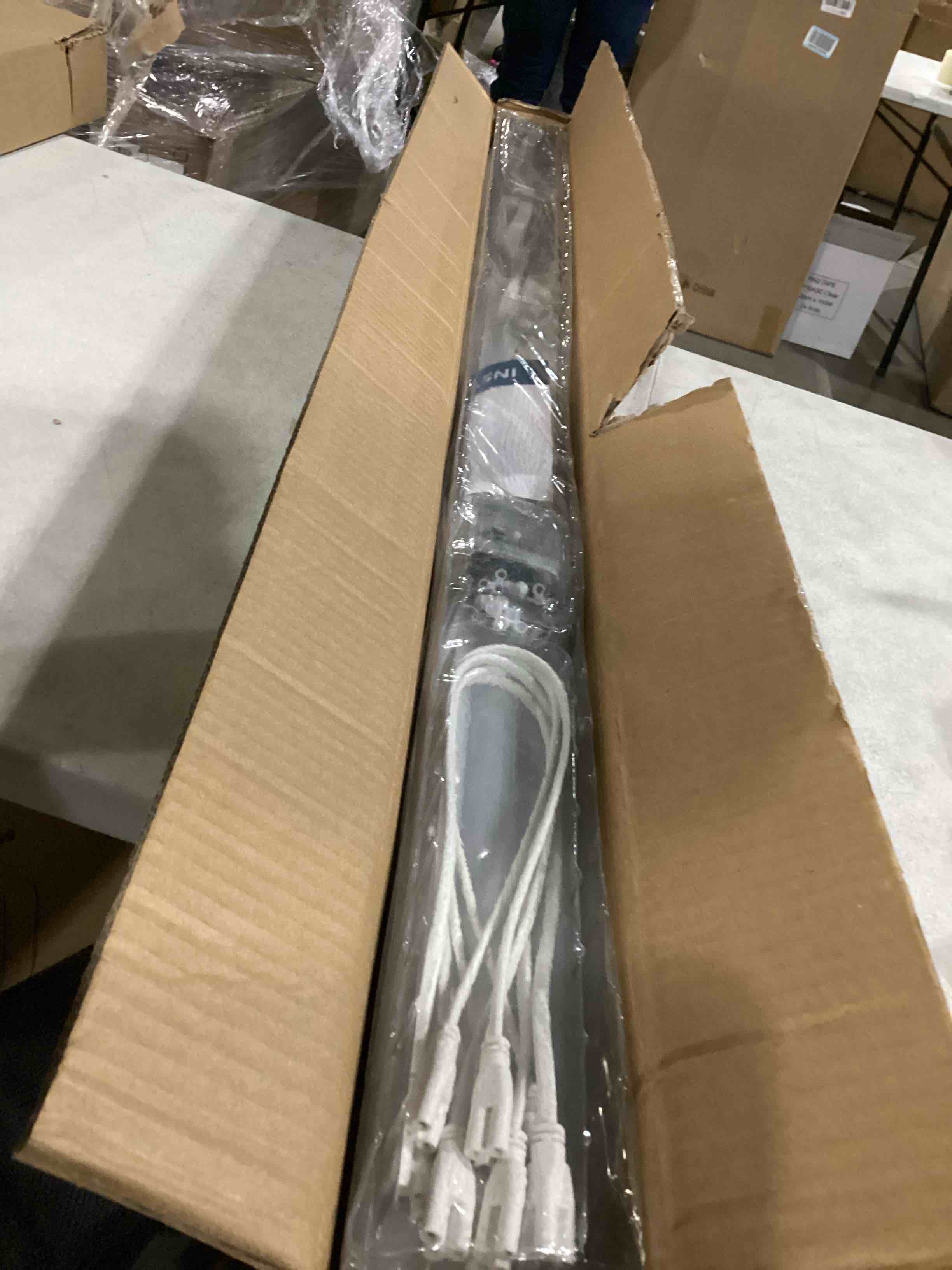 https://s3.amazonaws.com/lotting-images-prod/bidfta/RED5526180_1730136786239.jpeg