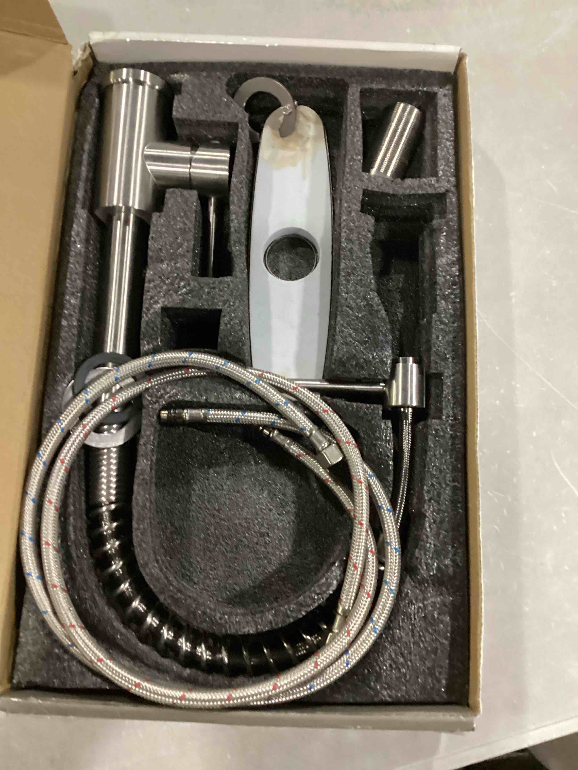 https://s3.amazonaws.com/lotting-images-prod/bidfta/RED5527515_1730123543320.jpeg