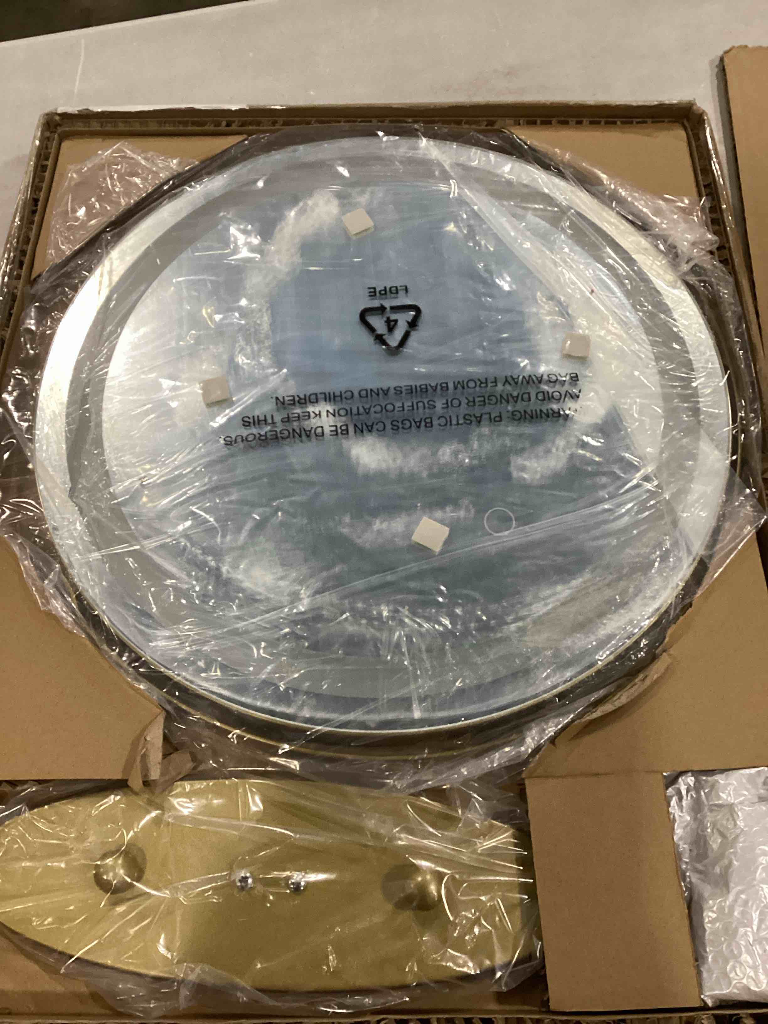 https://s3.amazonaws.com/lotting-images-prod/bidfta/RED5527600_1730140741786.jpeg
