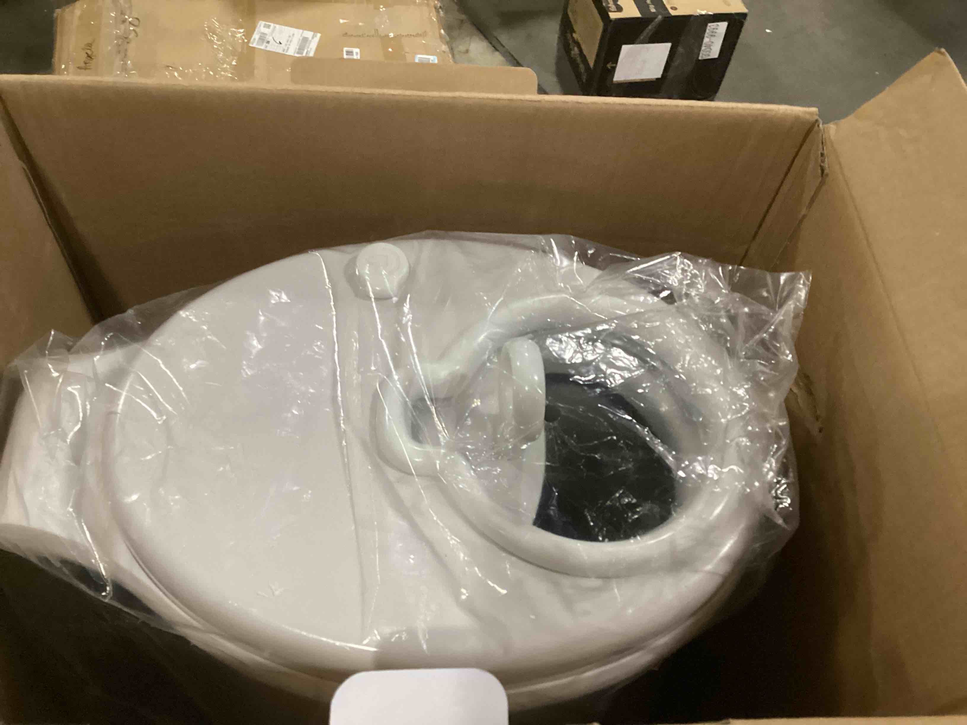 https://s3.amazonaws.com/lotting-images-prod/bidfta/RED5527679_1730209282103.jpeg