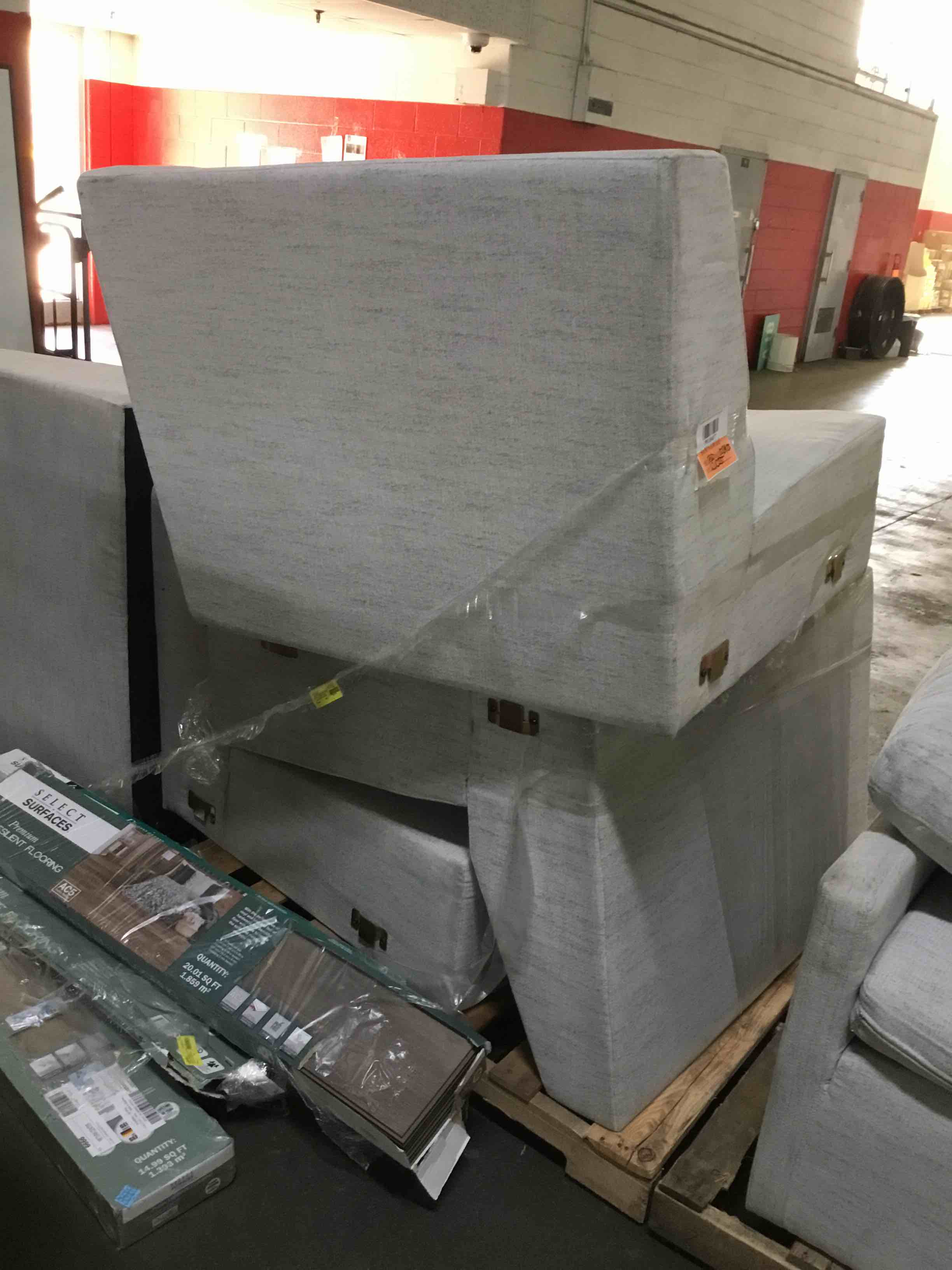 https://s3.amazonaws.com/lotting-images-prod/bidfta/RED5540197_1698866000097.jpeg