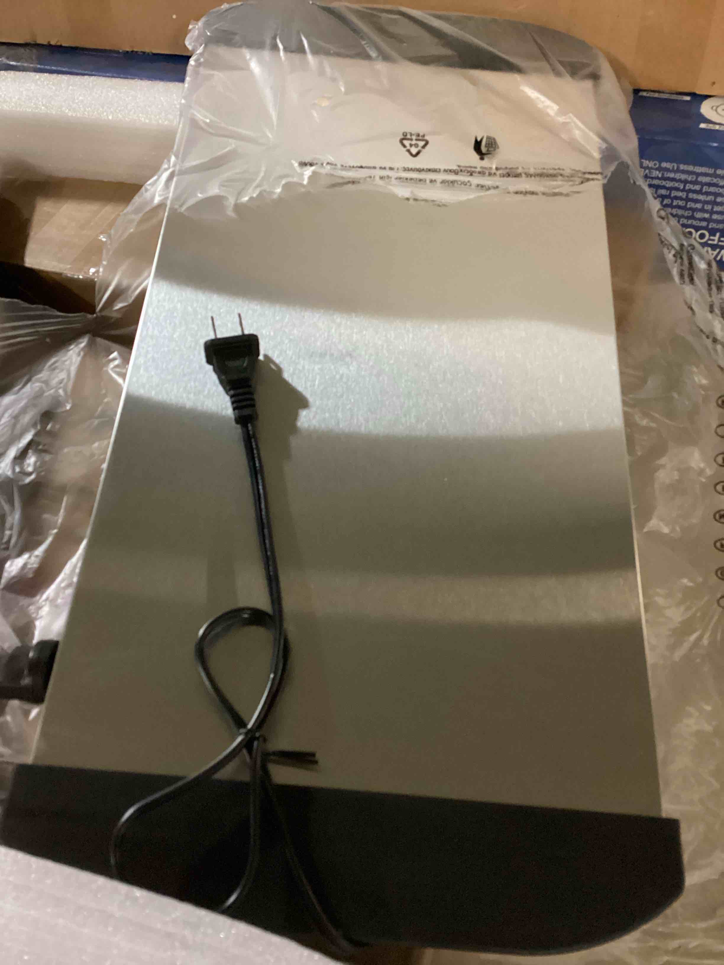 https://s3.amazonaws.com/lotting-images-prod/bidfta/RED5553183_1701463582693.jpeg