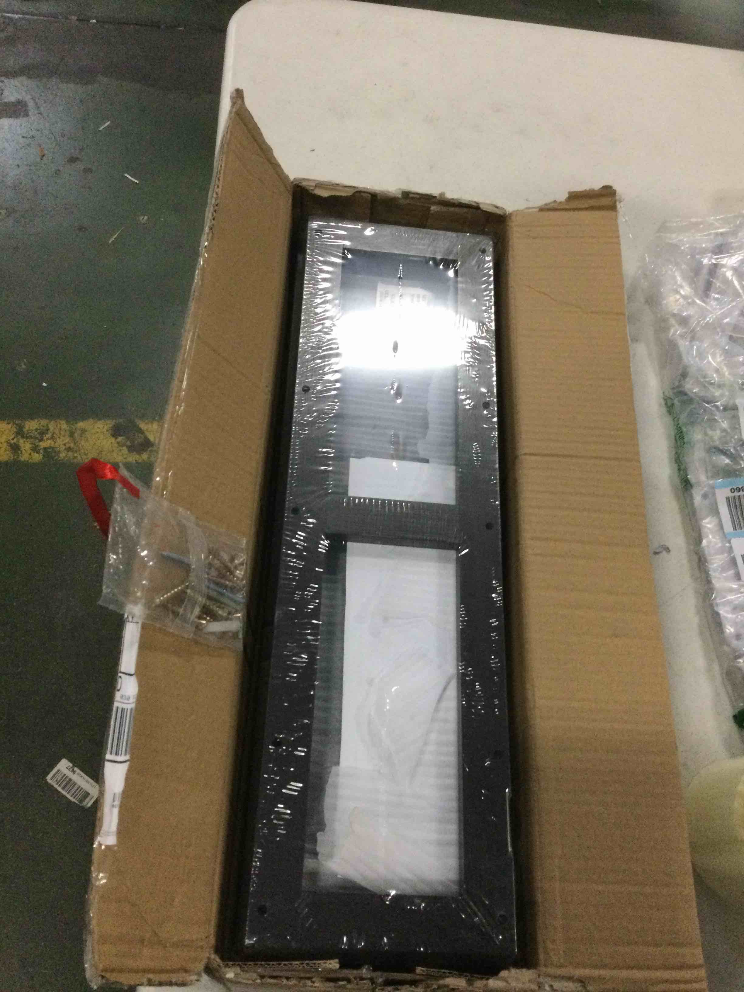 https://s3.amazonaws.com/lotting-images-prod/bidfta/RED5558577_1701695640179.jpeg