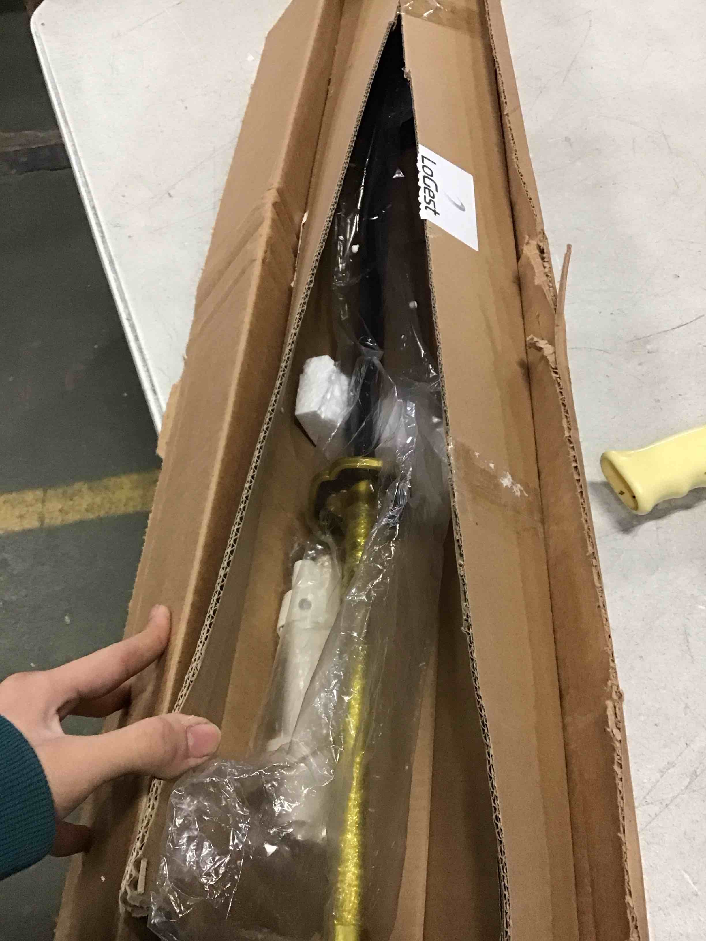 https://s3.amazonaws.com/lotting-images-prod/bidfta/RED5559018_1701870361384.jpeg