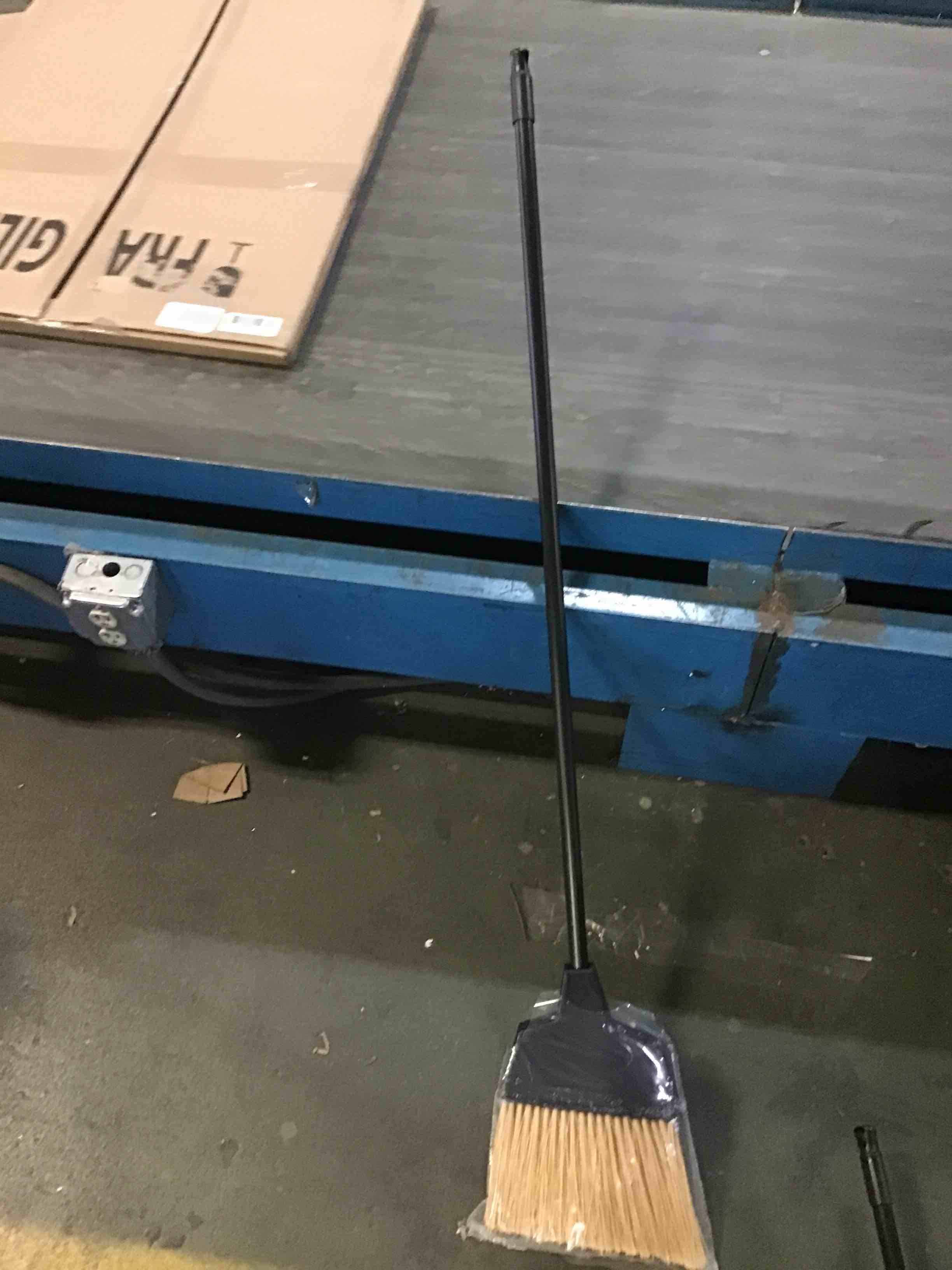 https://s3.amazonaws.com/lotting-images-prod/bidfta/RED5562285_1702496702632.jpeg