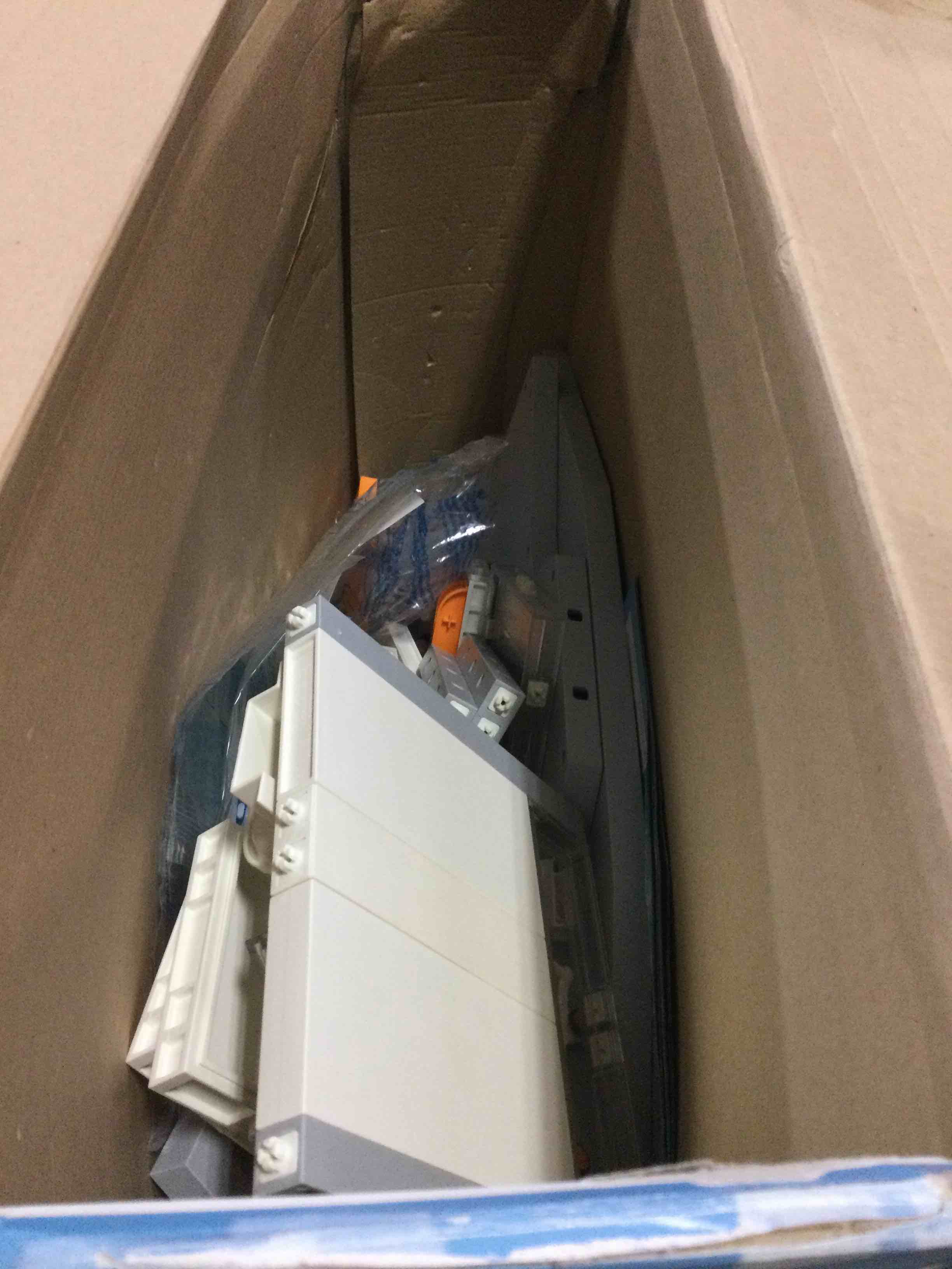 https://s3.amazonaws.com/lotting-images-prod/bidfta/RED5564712_1698437158653.jpeg