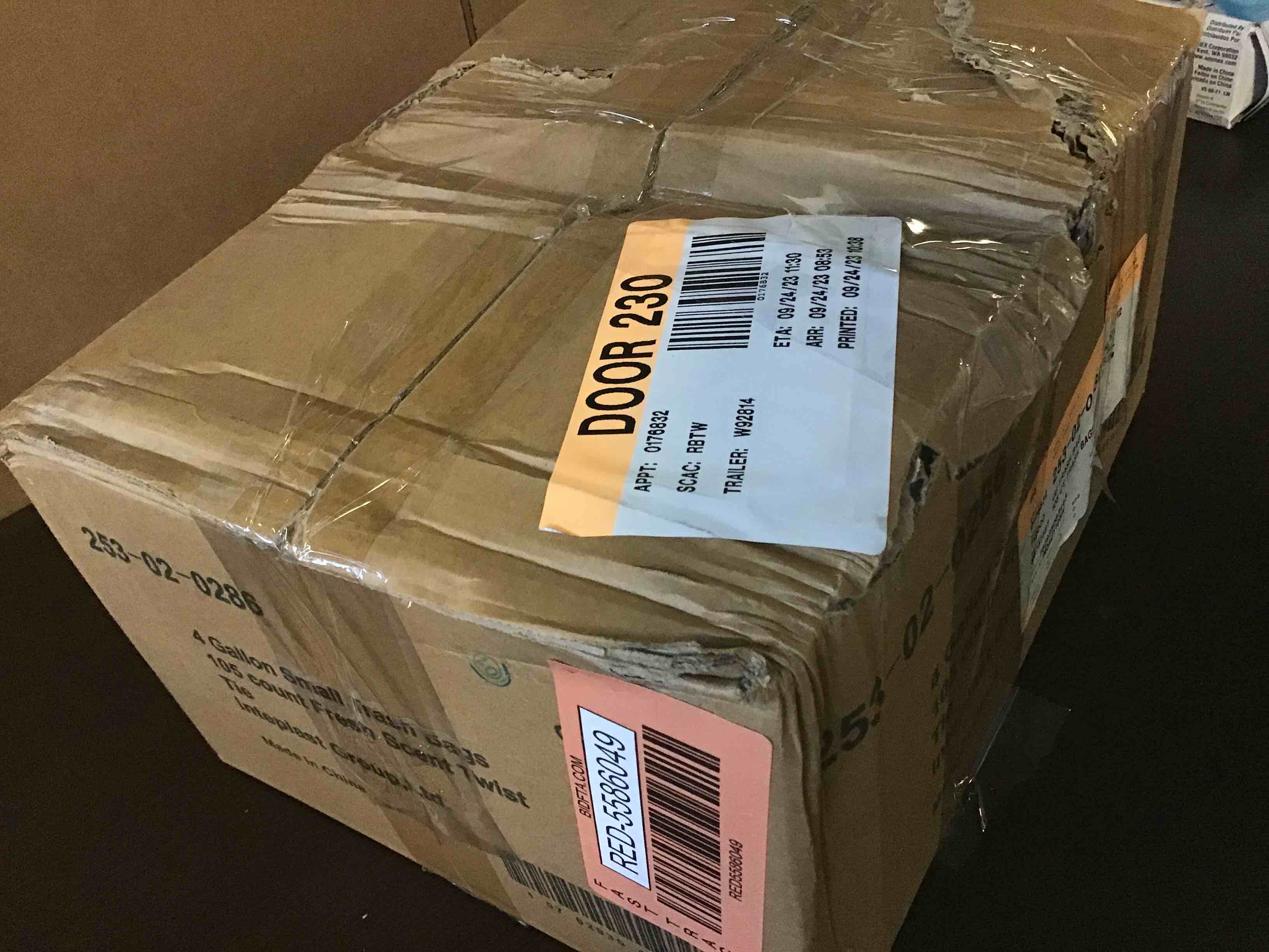 https://s3.amazonaws.com/lotting-images-prod/bidfta/RED5586049_1696248431423.jpeg