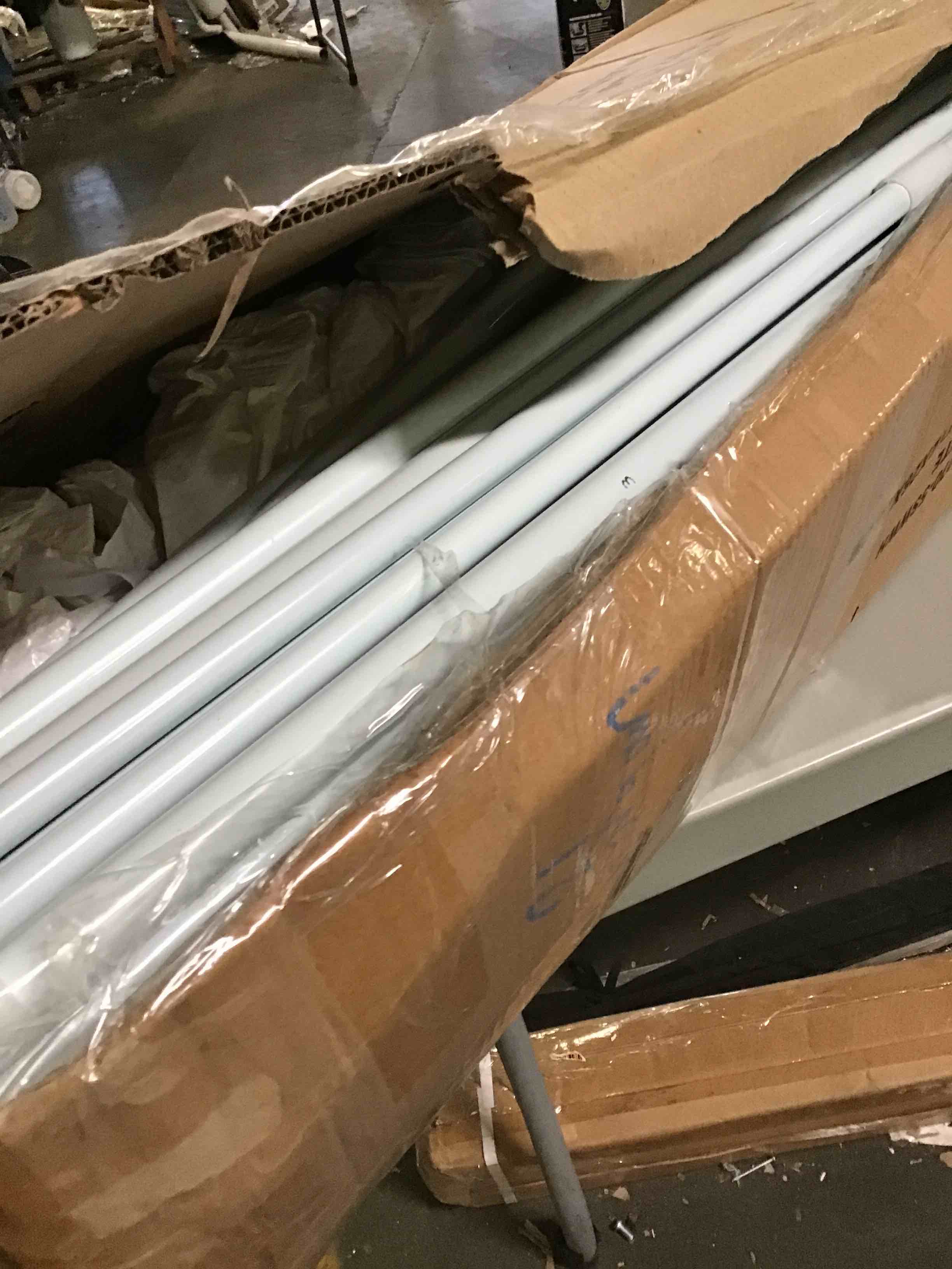 https://s3.amazonaws.com/lotting-images-prod/bidfta/RED5586472_1695759330893.jpeg