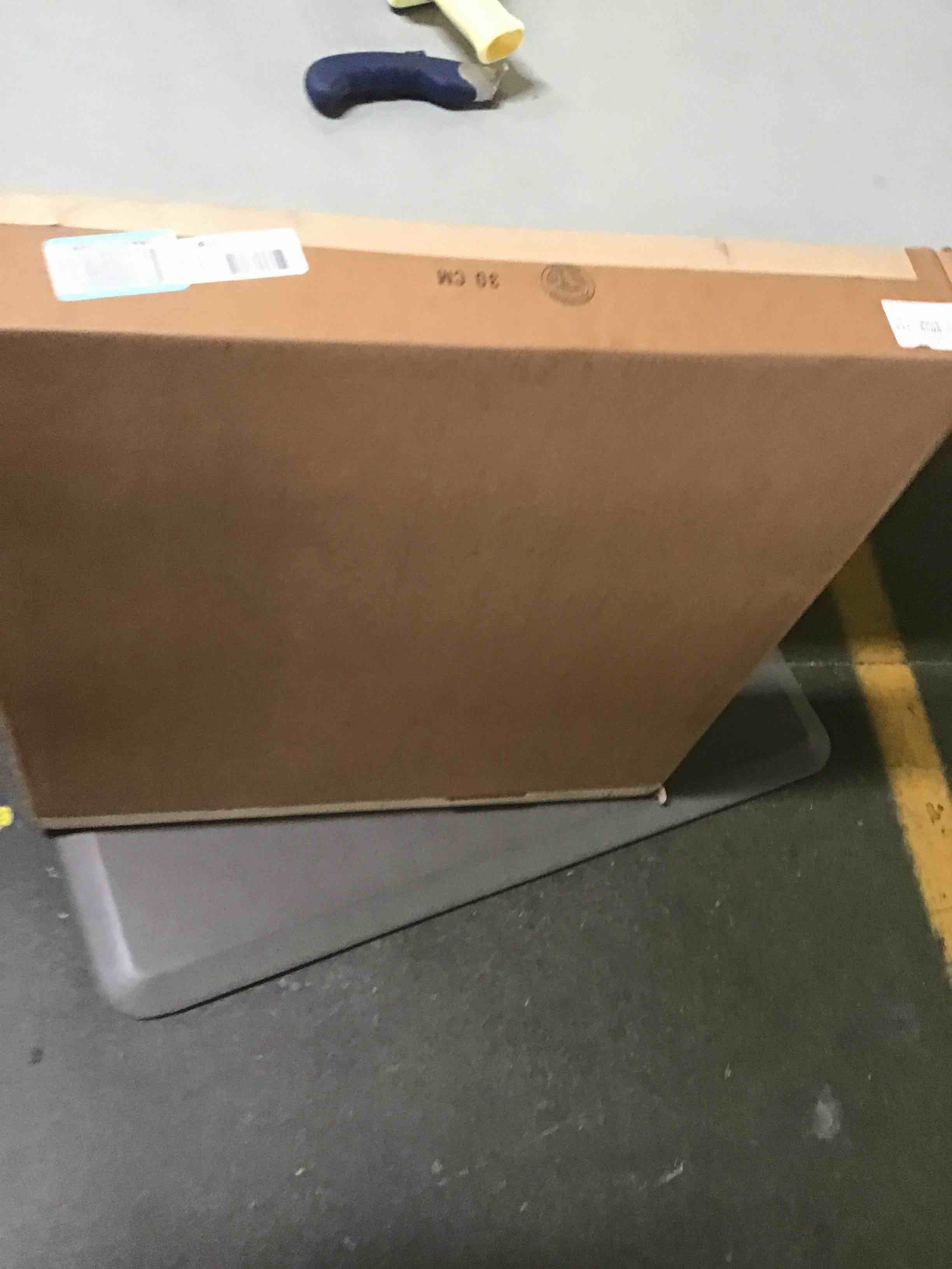 https://s3.amazonaws.com/lotting-images-prod/bidfta/RED5587453_1696447855822.jpeg