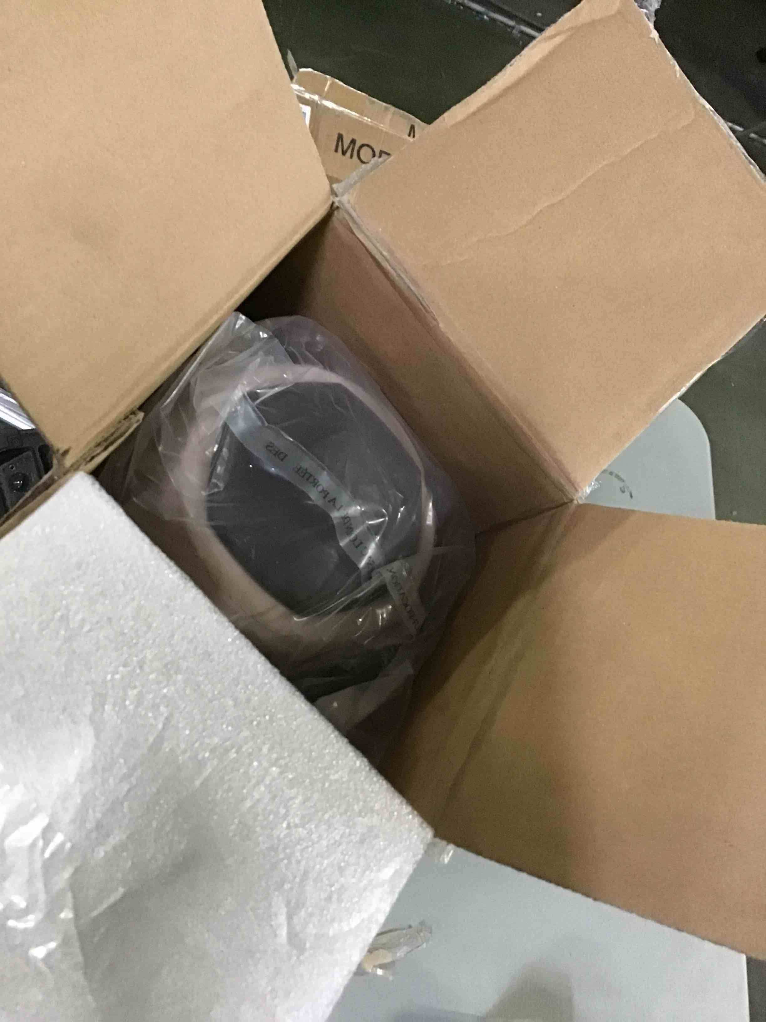 https://s3.amazonaws.com/lotting-images-prod/bidfta/RED5587582_1696526760556.jpeg