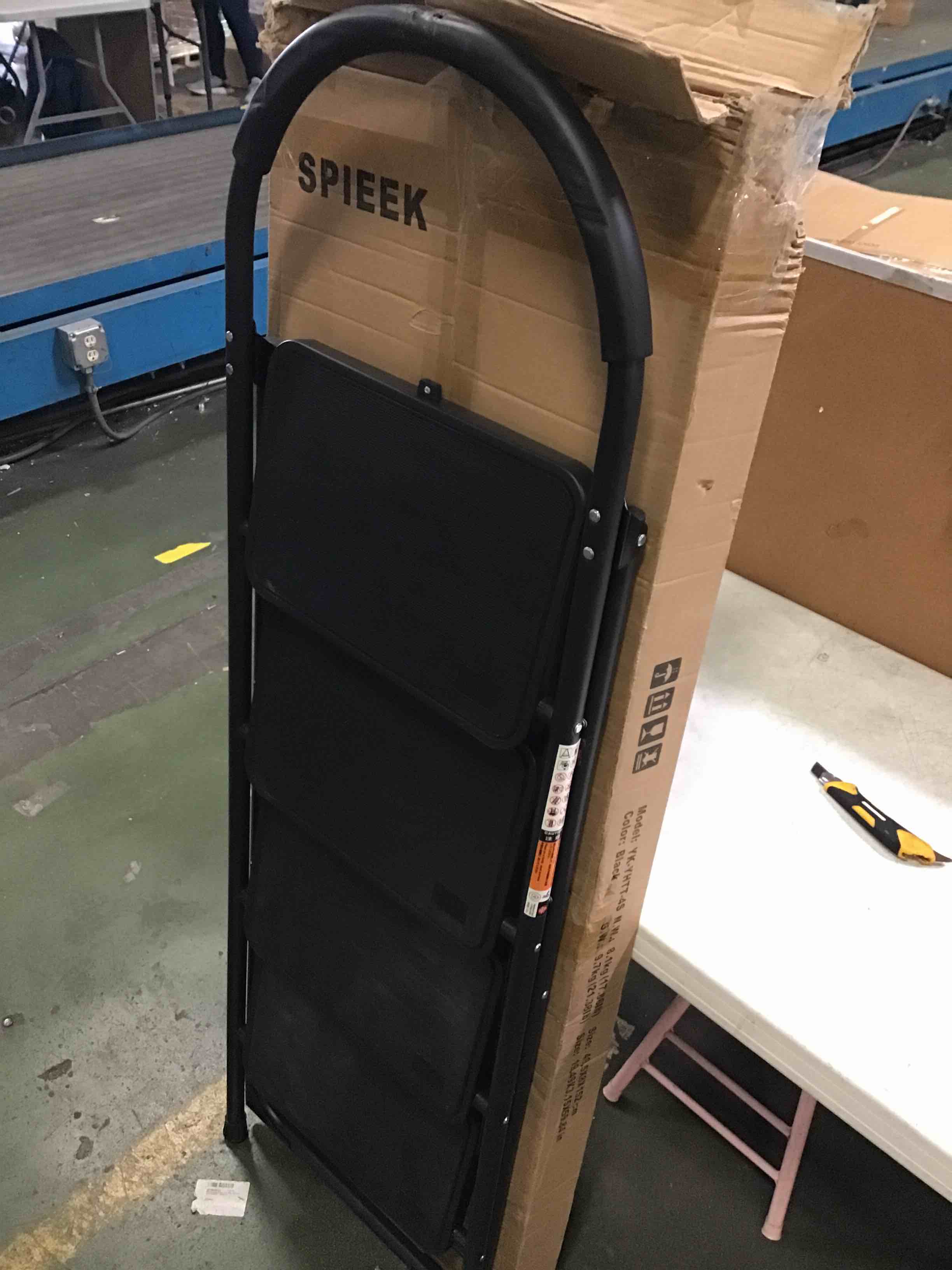 https://s3.amazonaws.com/lotting-images-prod/bidfta/RED5617266_1697132064791.jpeg