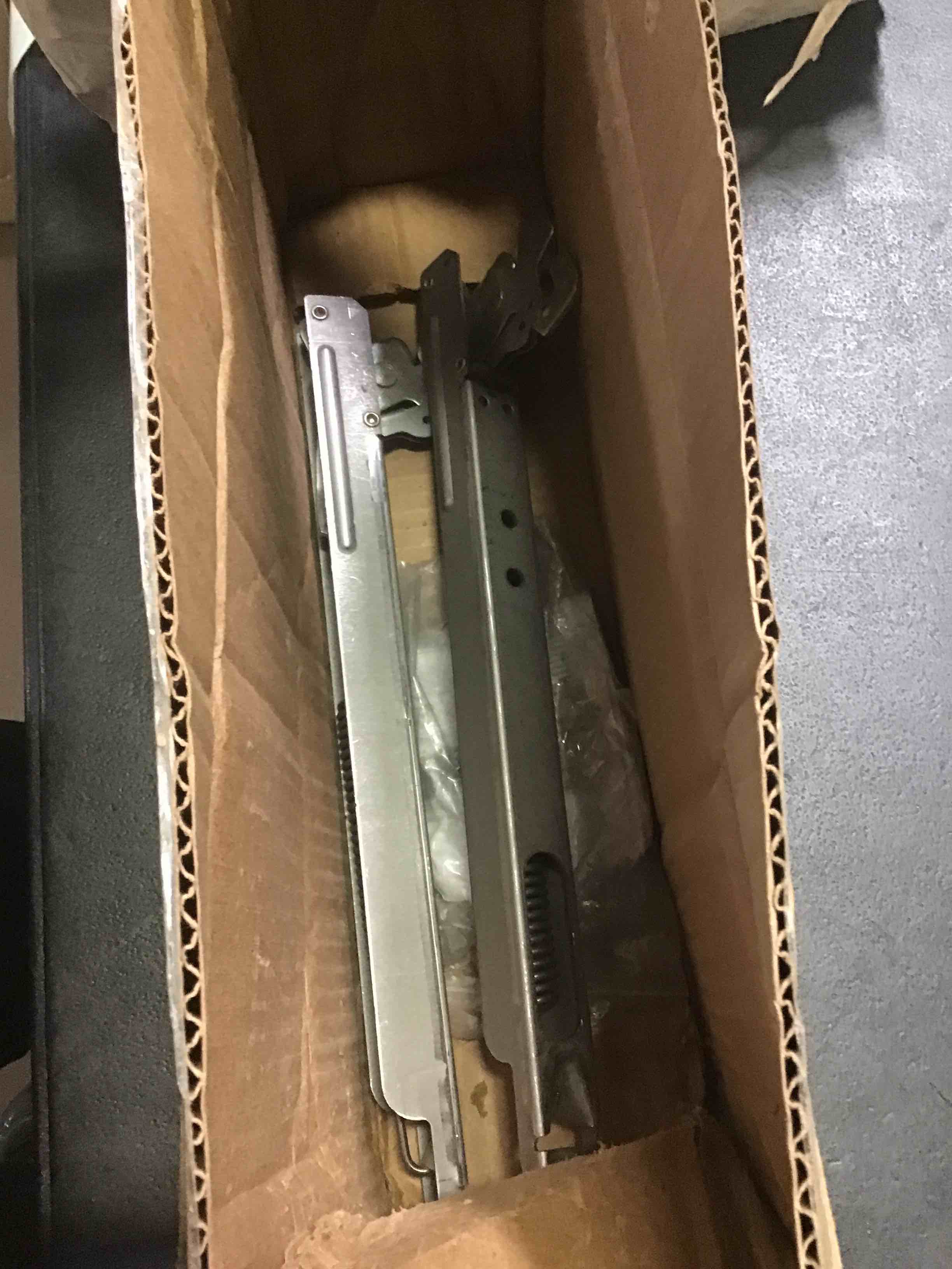 https://s3.amazonaws.com/lotting-images-prod/bidfta/RED5618499_1697136280830.jpeg