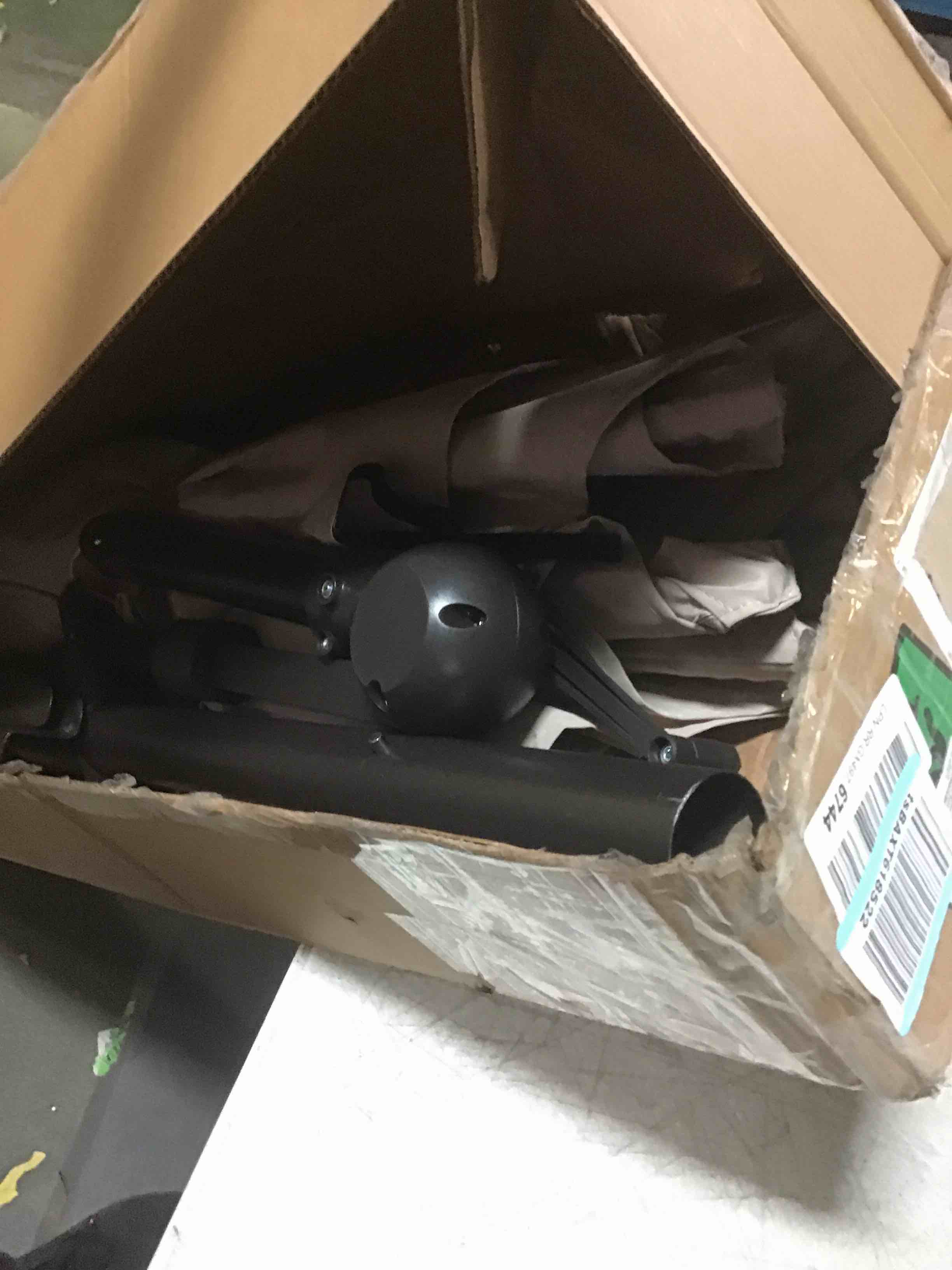 https://s3.amazonaws.com/lotting-images-prod/bidfta/RED5618916_1697563348199.jpeg