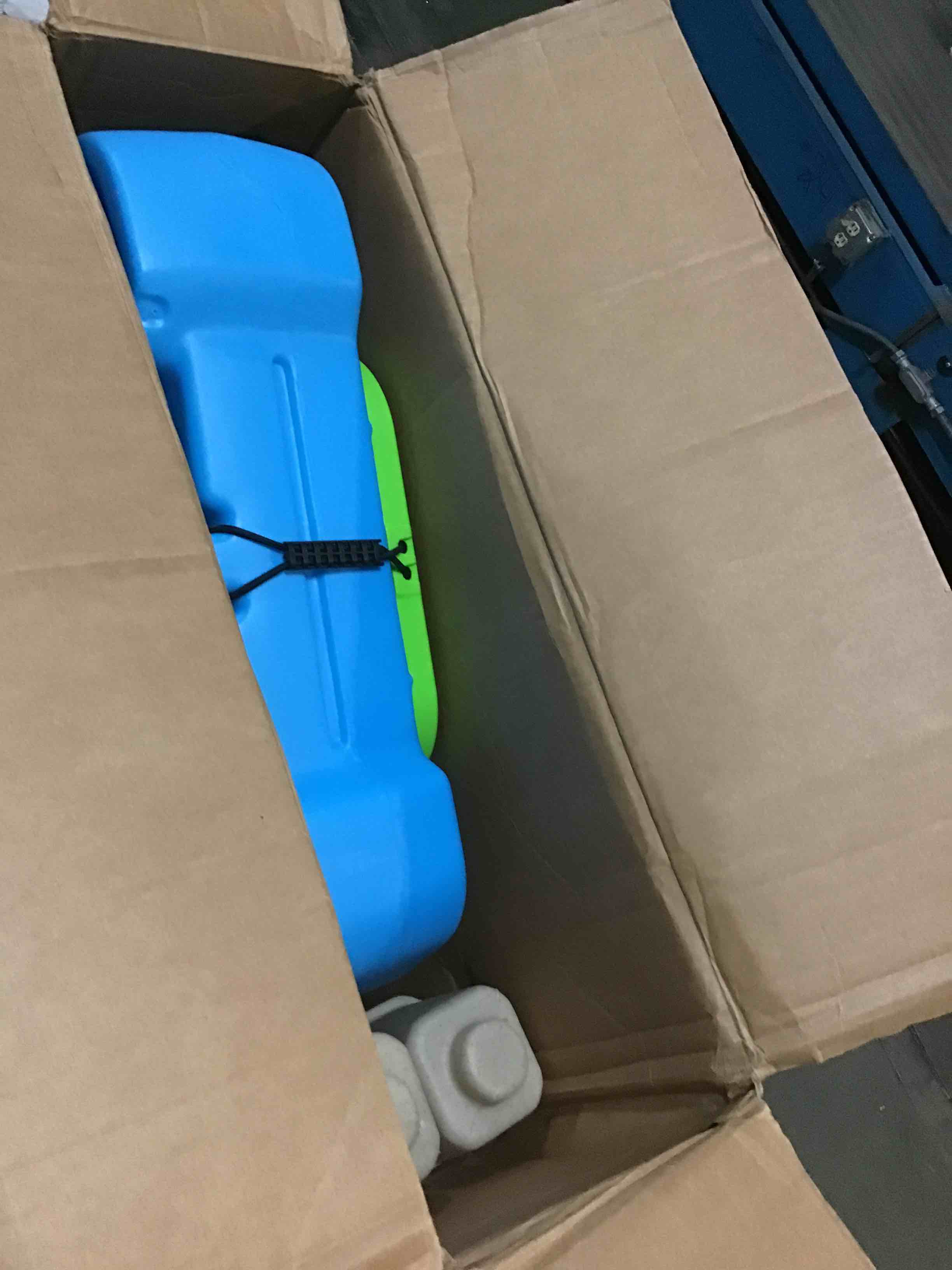https://s3.amazonaws.com/lotting-images-prod/bidfta/RED5619385_1697808432161.jpeg