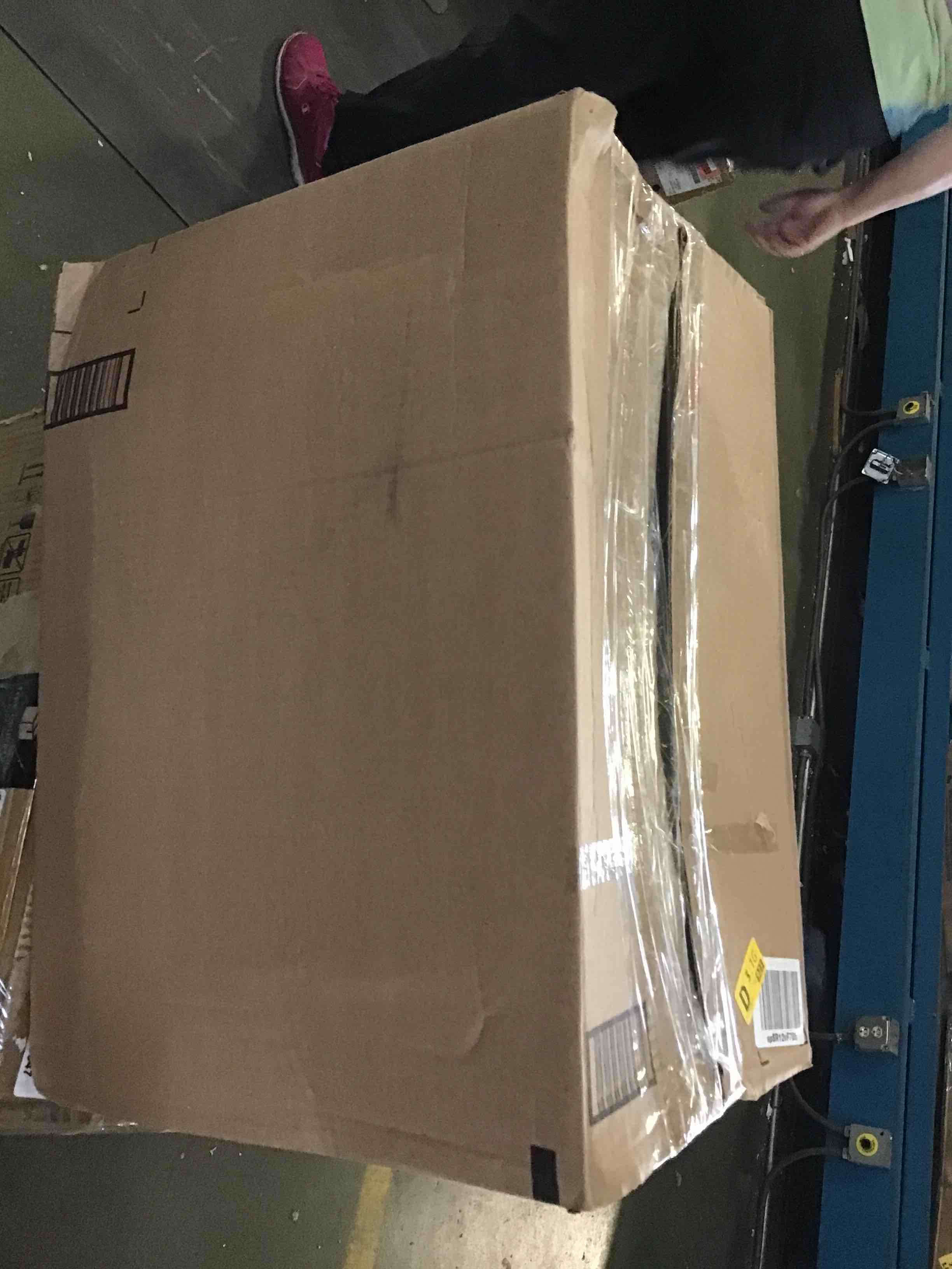 https://s3.amazonaws.com/lotting-images-prod/bidfta/RED5619832_1697027417896.jpeg