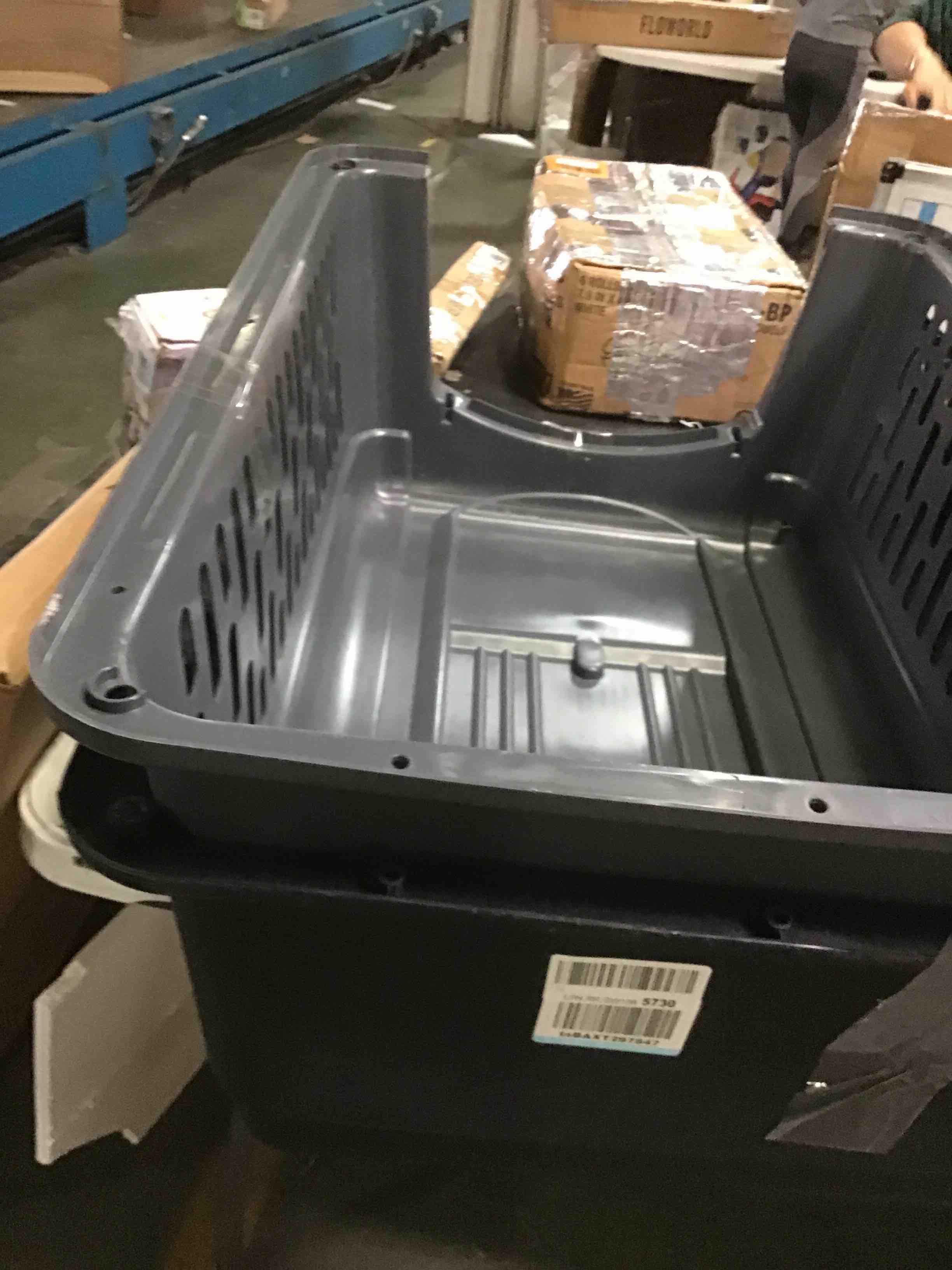 https://s3.amazonaws.com/lotting-images-prod/bidfta/RED5620531_1697301100950.jpeg