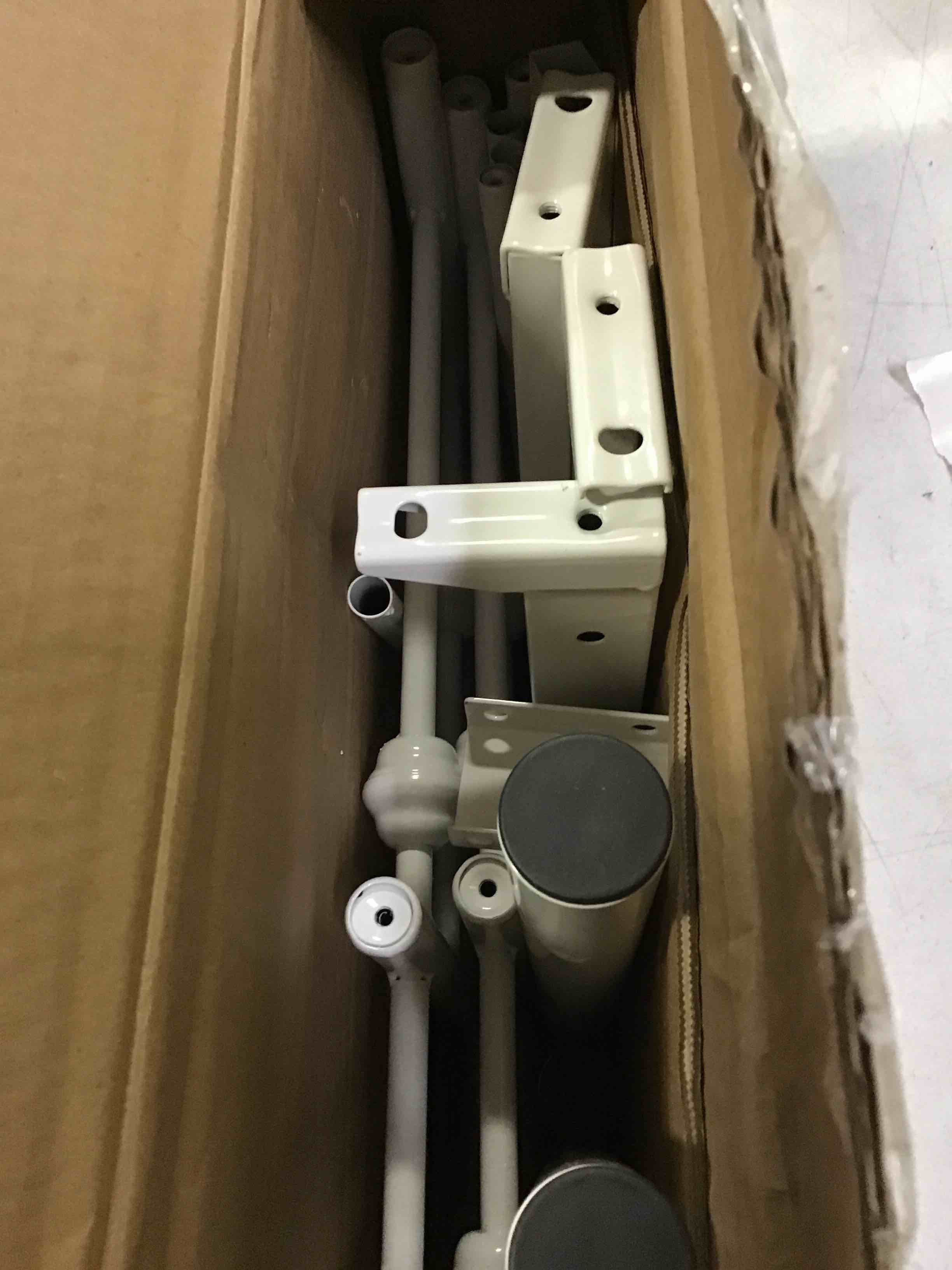 https://s3.amazonaws.com/lotting-images-prod/bidfta/RED5622928_1696621956853.jpeg