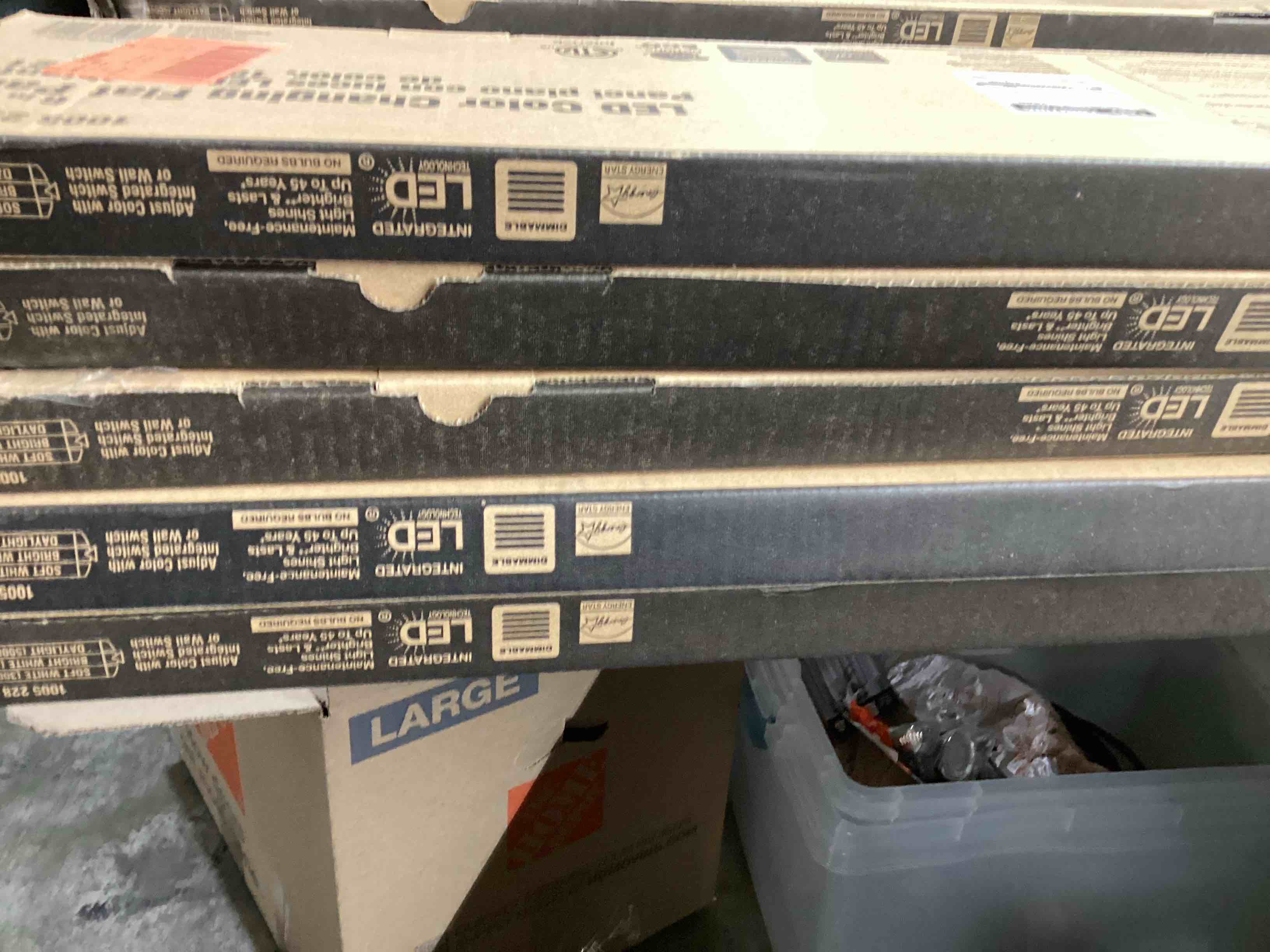 https://s3.amazonaws.com/lotting-images-prod/bidfta/RED5629952_1700858867131.jpeg