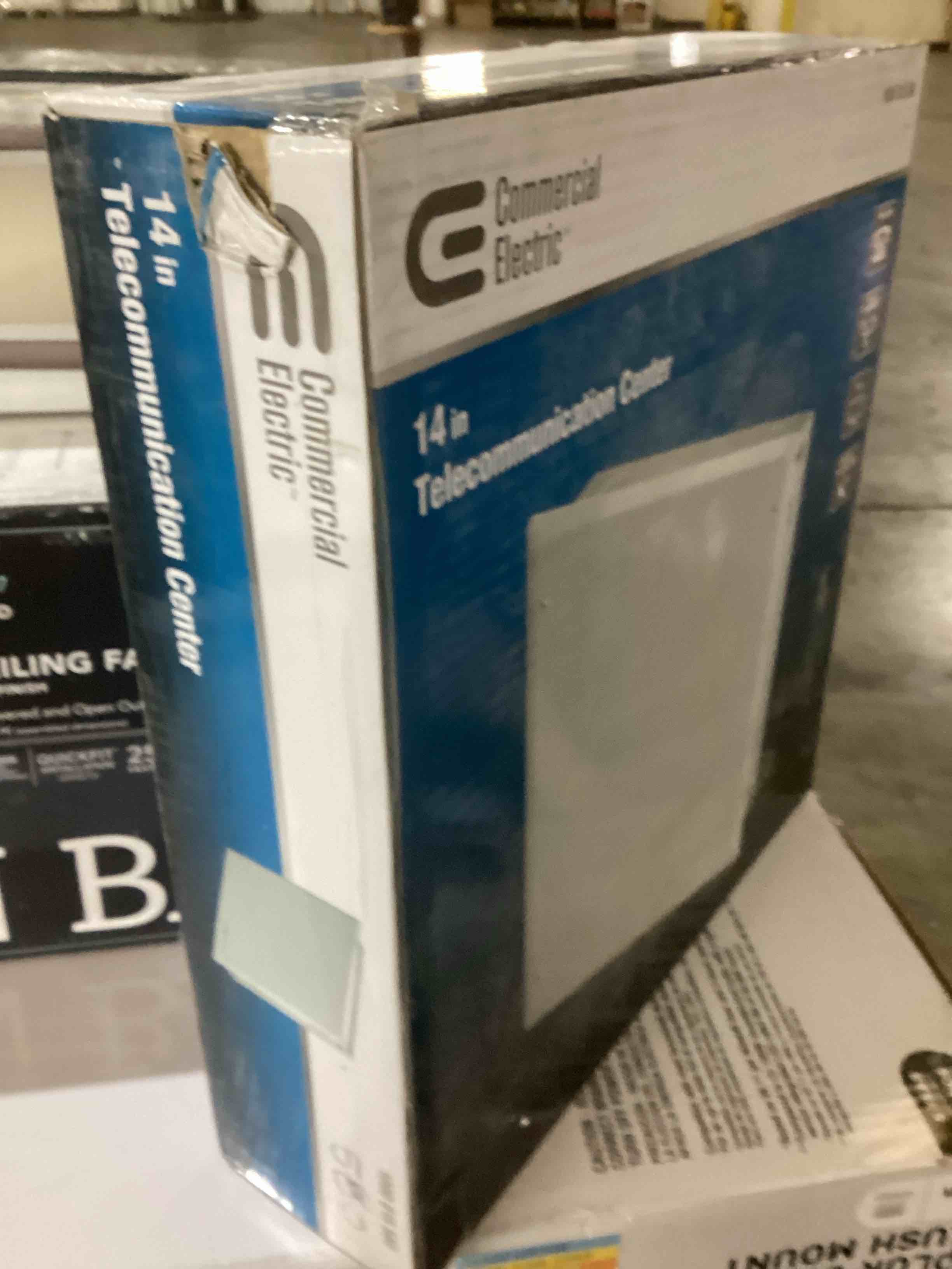 https://s3.amazonaws.com/lotting-images-prod/bidfta/RED5634433_1706033054353.jpeg