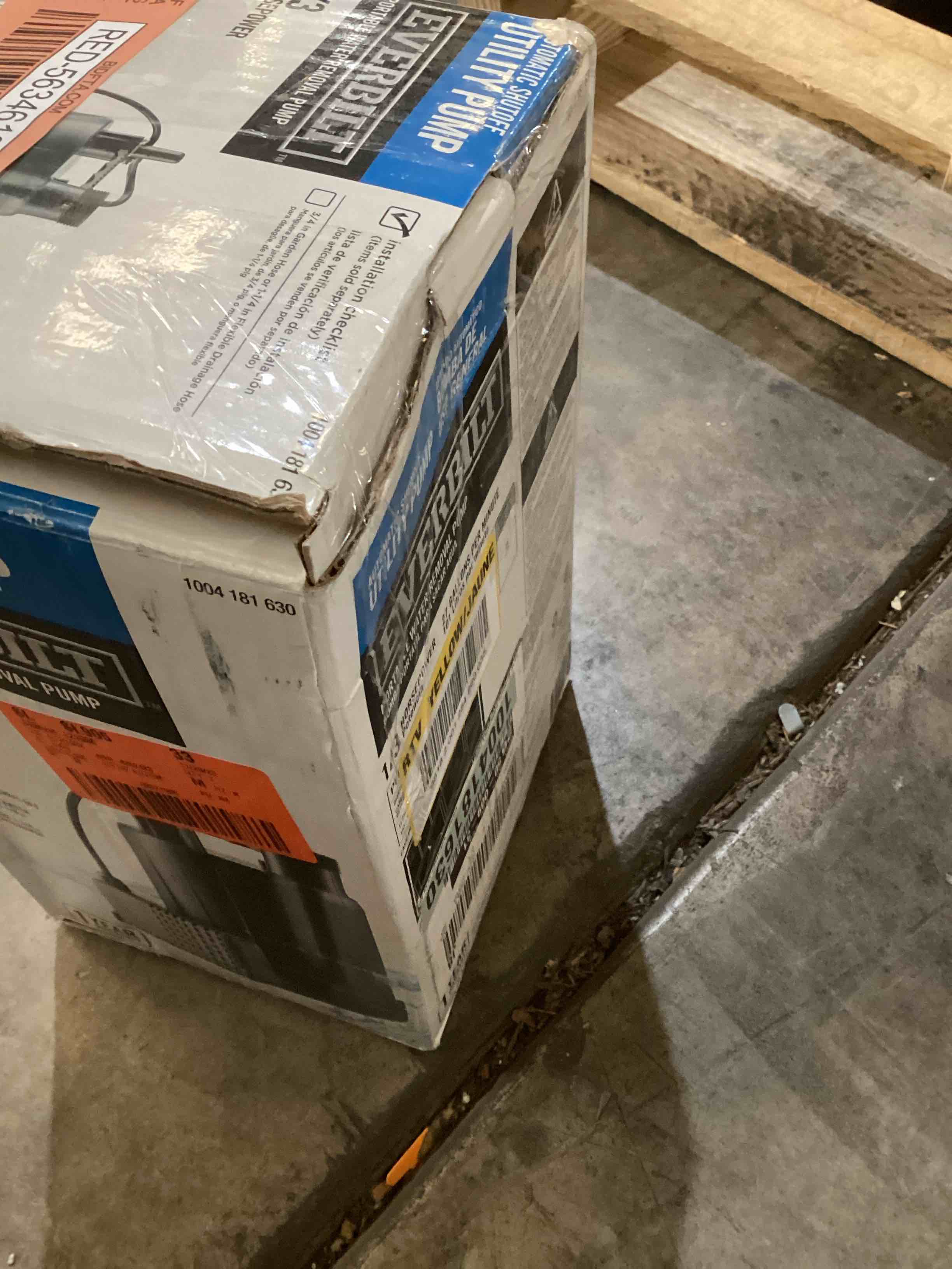 https://s3.amazonaws.com/lotting-images-prod/bidfta/RED5634613_1702490907726.jpeg