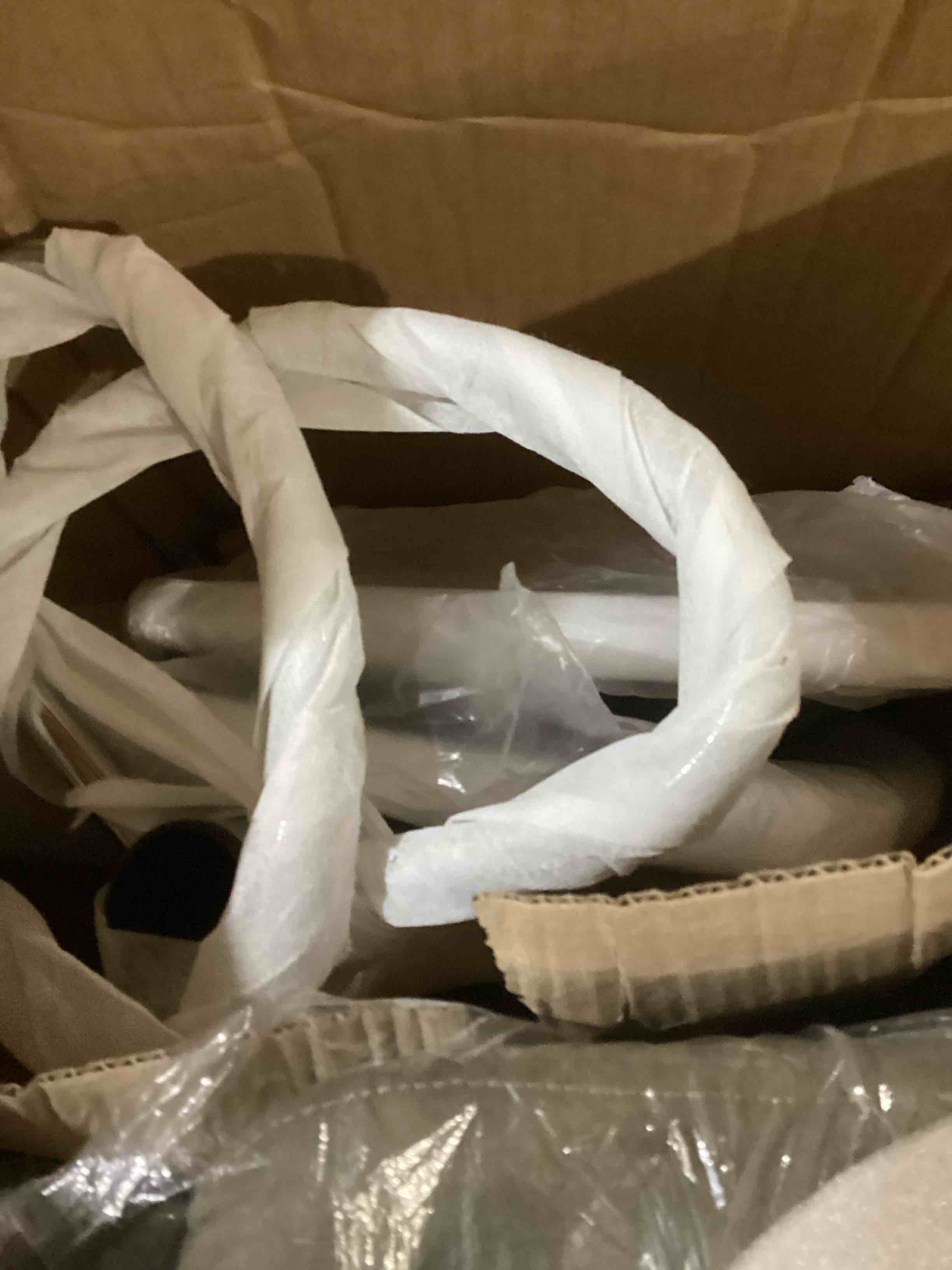 https://s3.amazonaws.com/lotting-images-prod/bidfta/RED5635447_1703684316900.jpeg