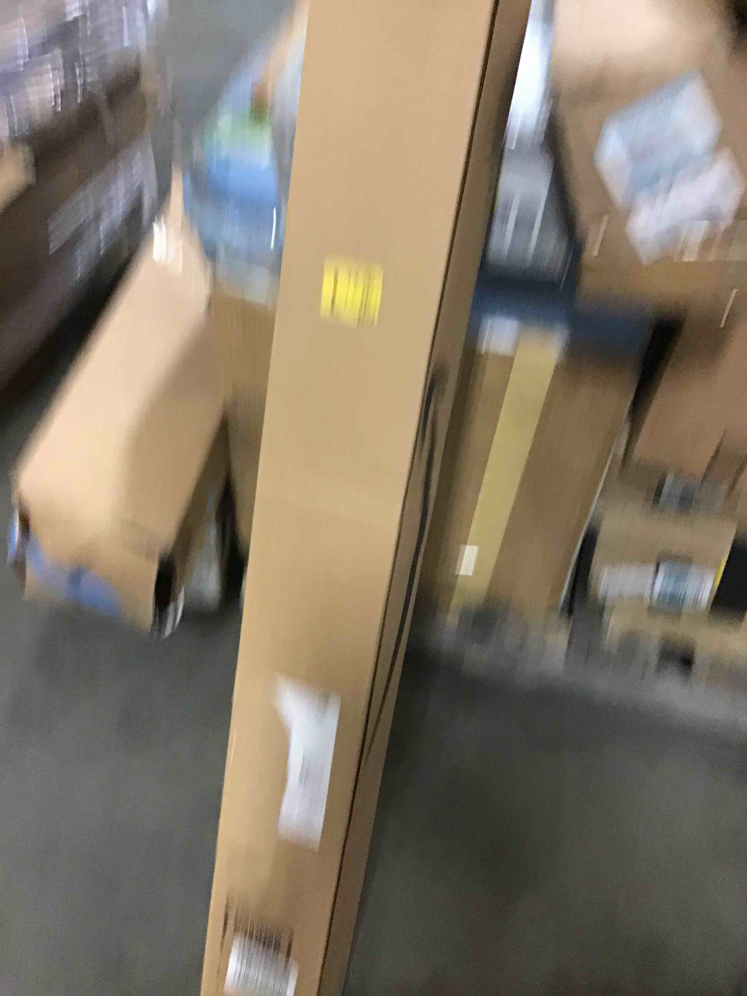 https://s3.amazonaws.com/lotting-images-prod/bidfta/RED5641708_1710253588011.jpeg