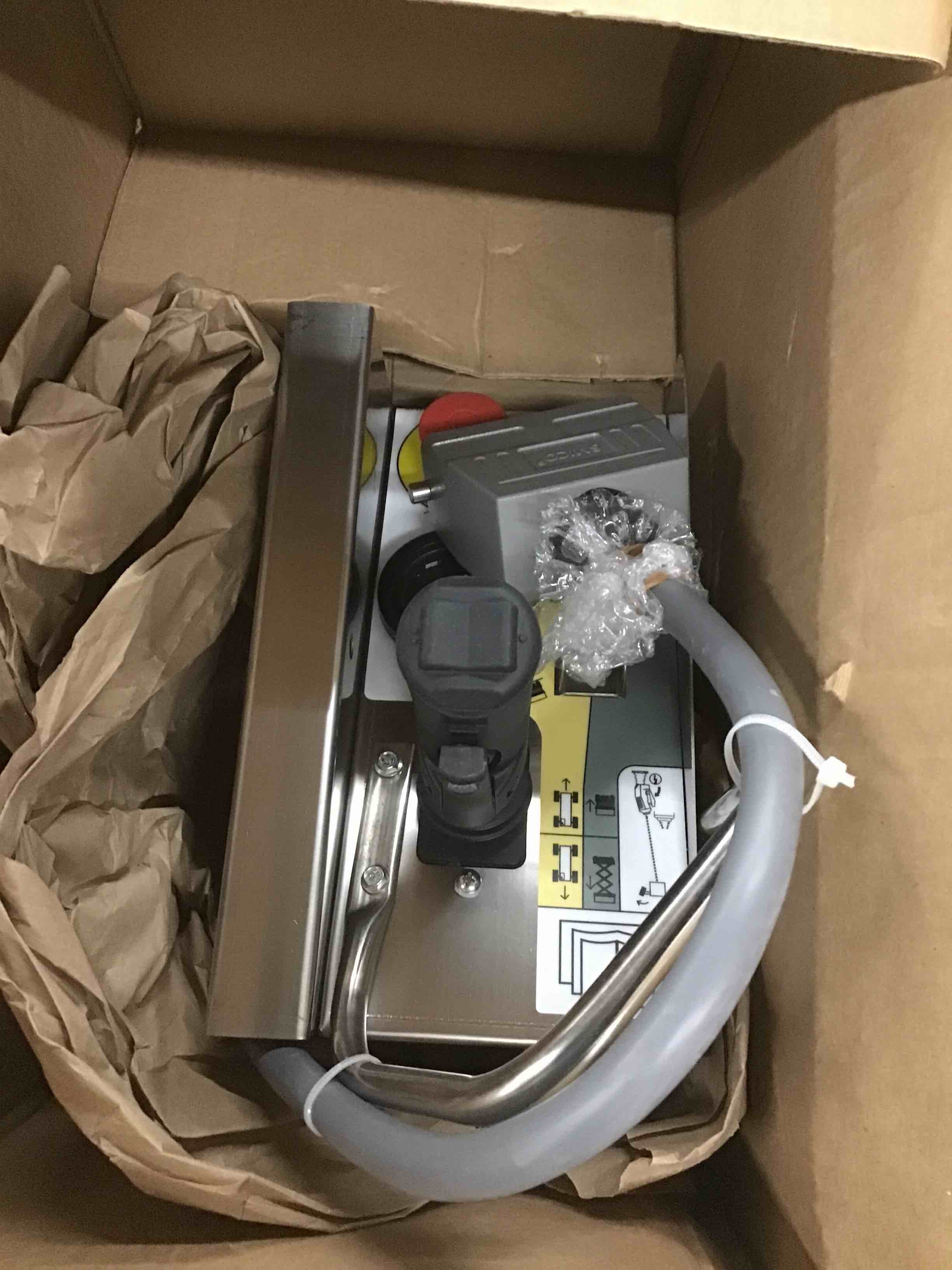 https://s3.amazonaws.com/lotting-images-prod/bidfta/RED5645426_1704563702772.jpeg