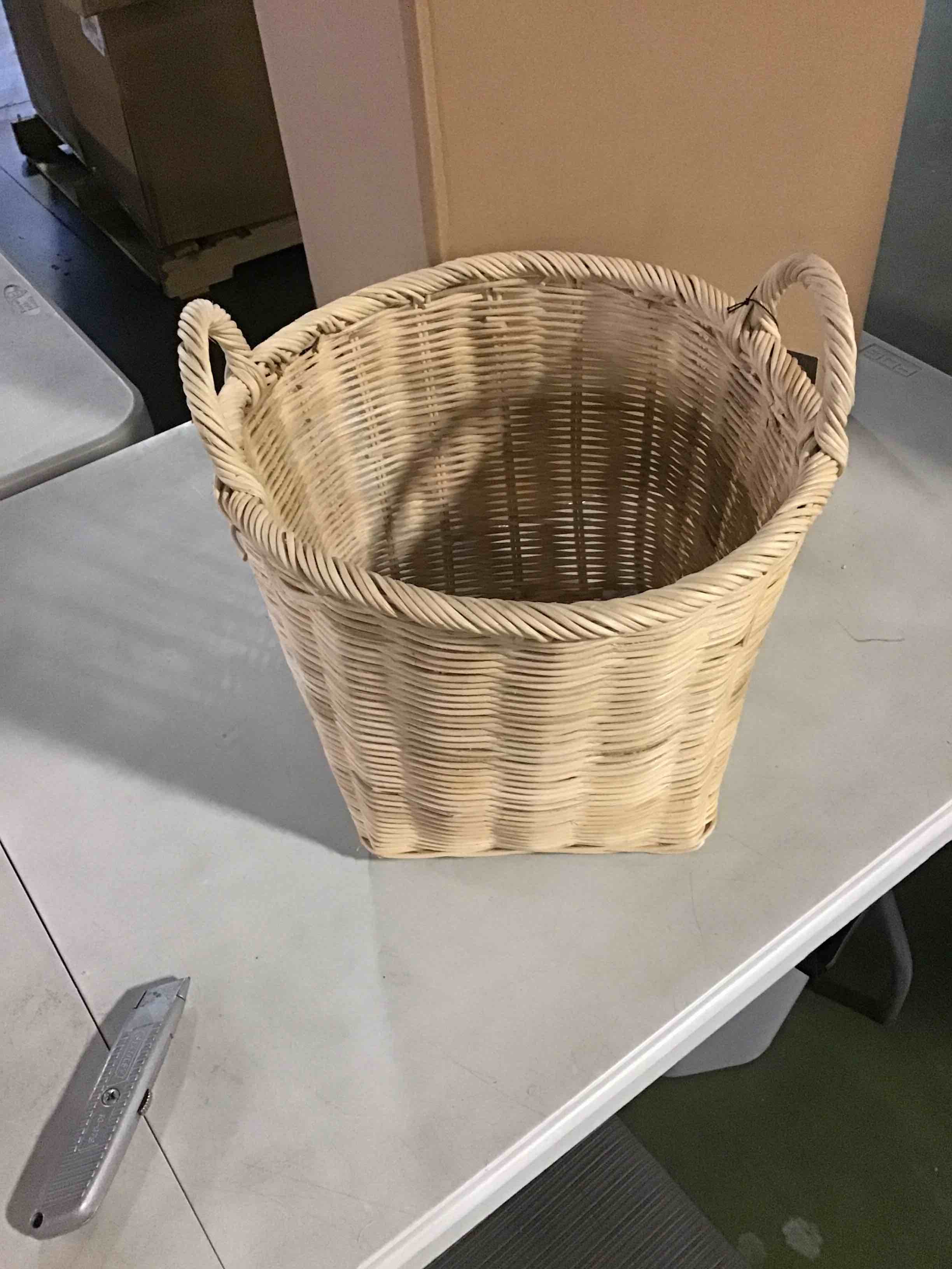 https://s3.amazonaws.com/lotting-images-prod/bidfta/RED5650129_1698840619730.jpeg