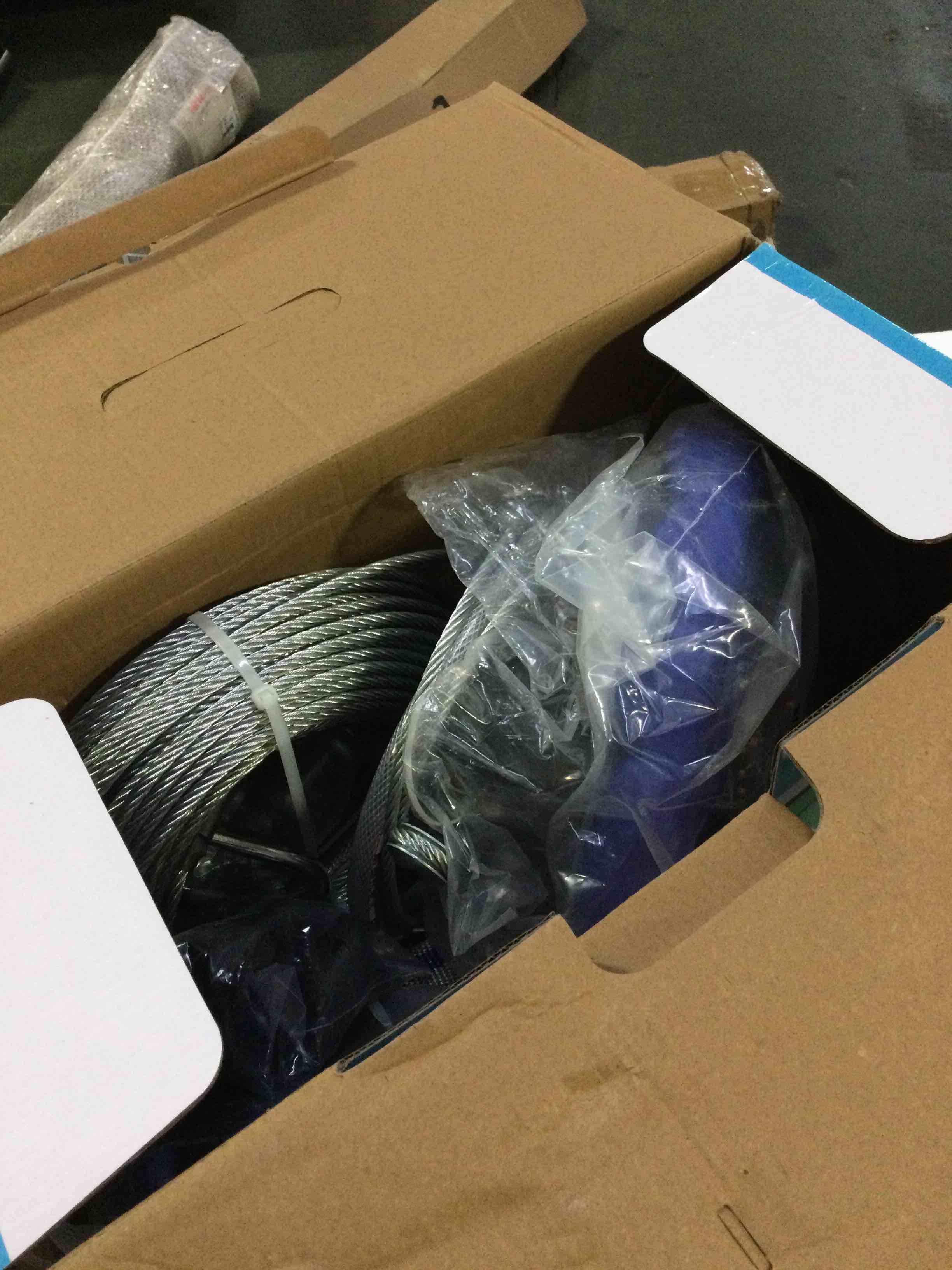 https://s3.amazonaws.com/lotting-images-prod/bidfta/RED5651940_1698691428860.jpeg