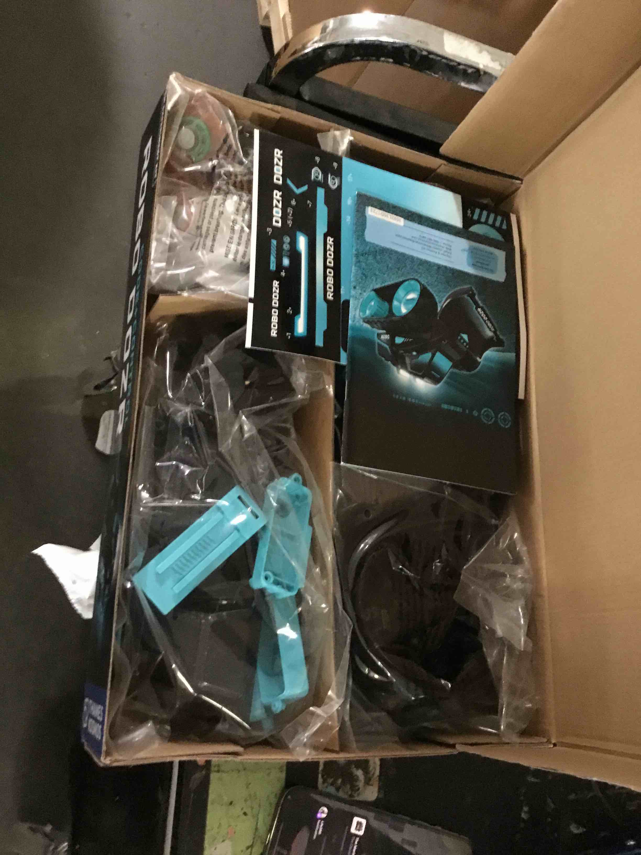 https://s3.amazonaws.com/lotting-images-prod/bidfta/RED5659446_1698085201794.jpeg