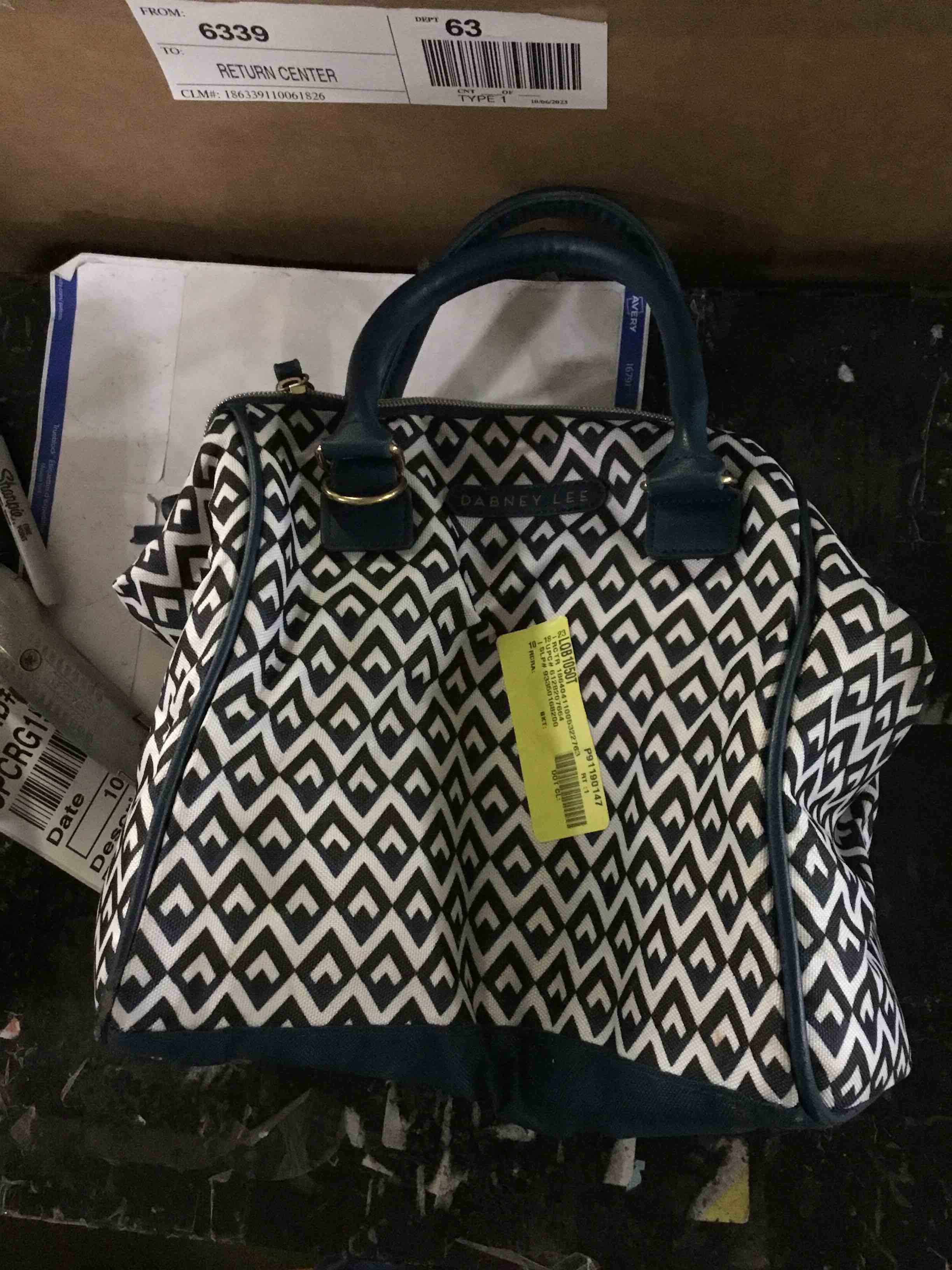 https://s3.amazonaws.com/lotting-images-prod/bidfta/RED5659448_1698085670632.jpeg