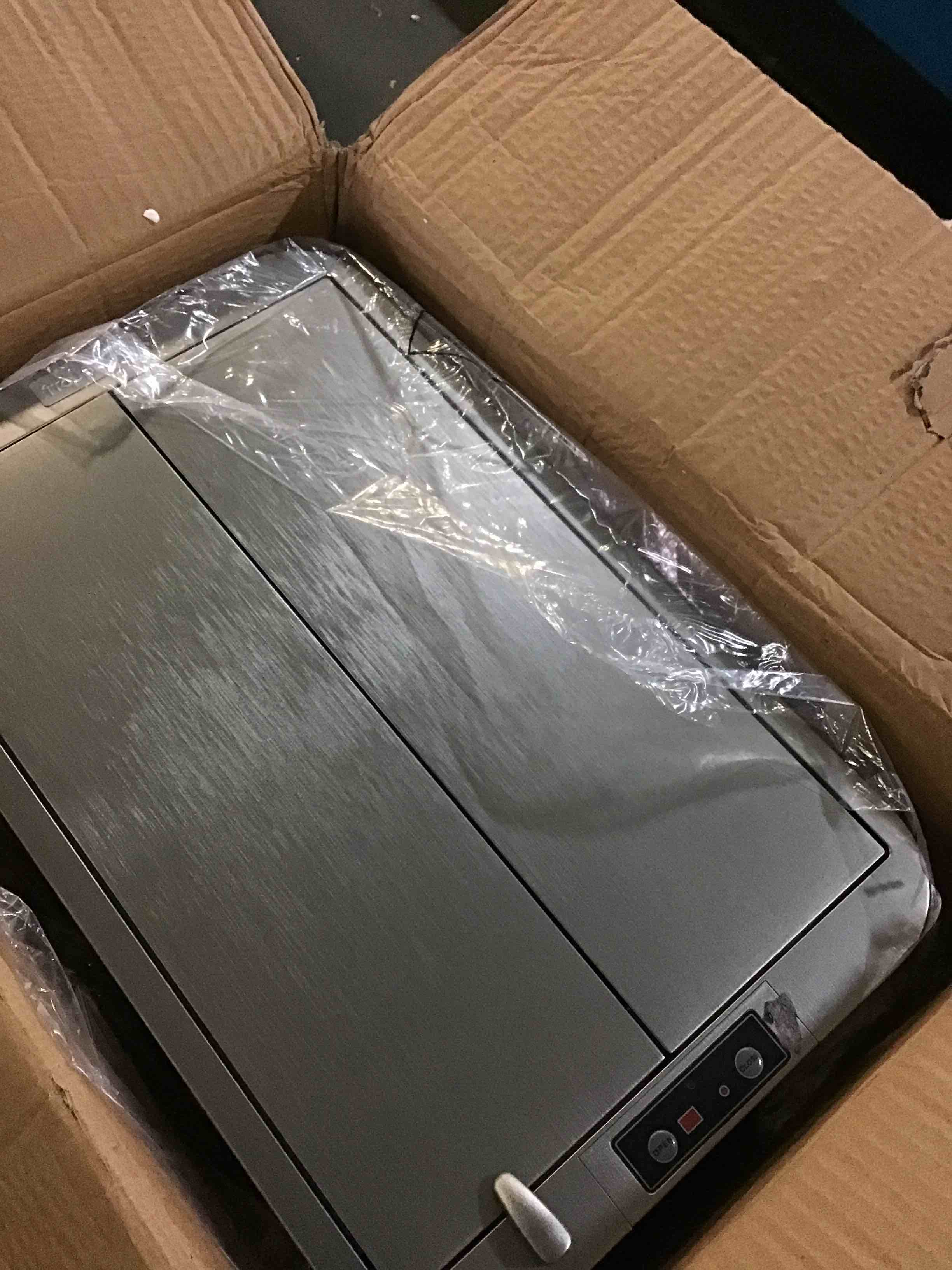 https://s3.amazonaws.com/lotting-images-prod/bidfta/RED5659966_1695998436532.jpeg