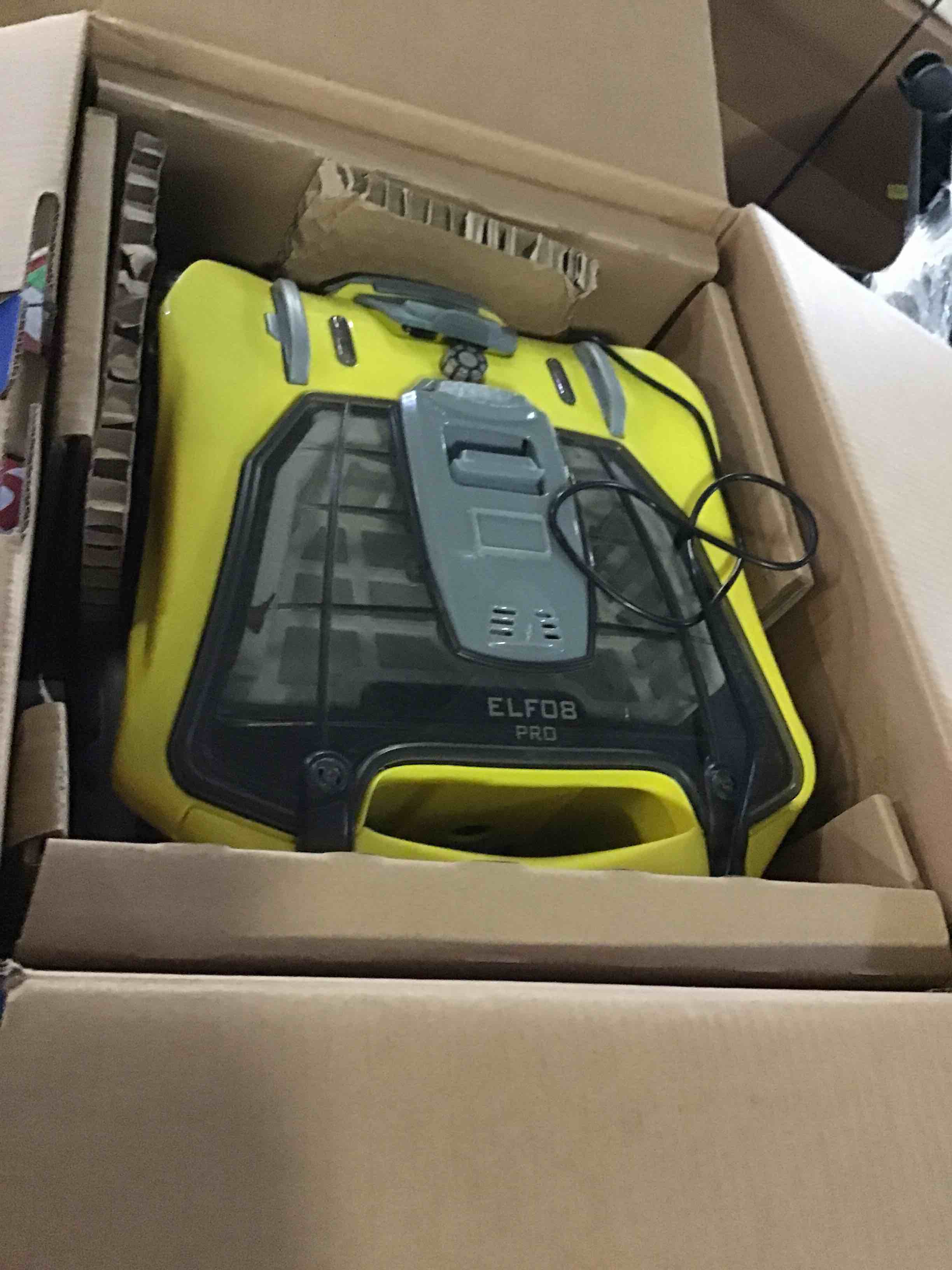 https://s3.amazonaws.com/lotting-images-prod/bidfta/RED5661618_1696000410822.jpeg
