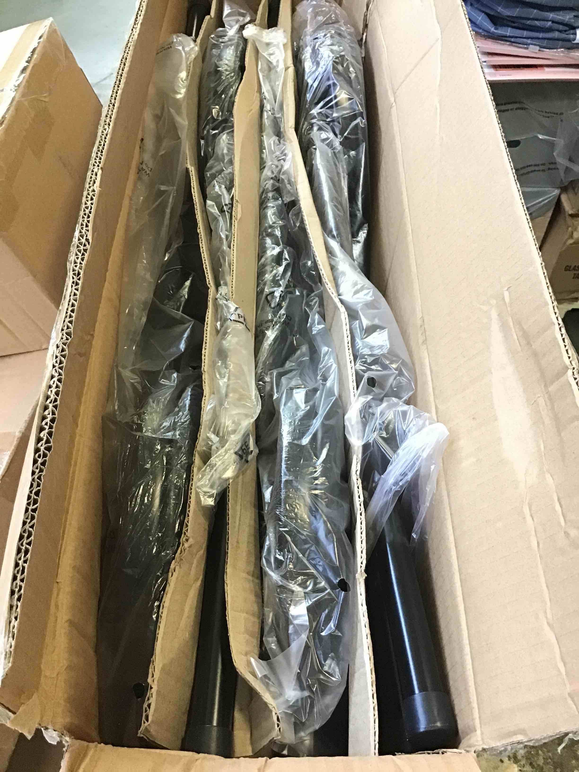 https://s3.amazonaws.com/lotting-images-prod/bidfta/RED5669012_1695750102160.jpeg