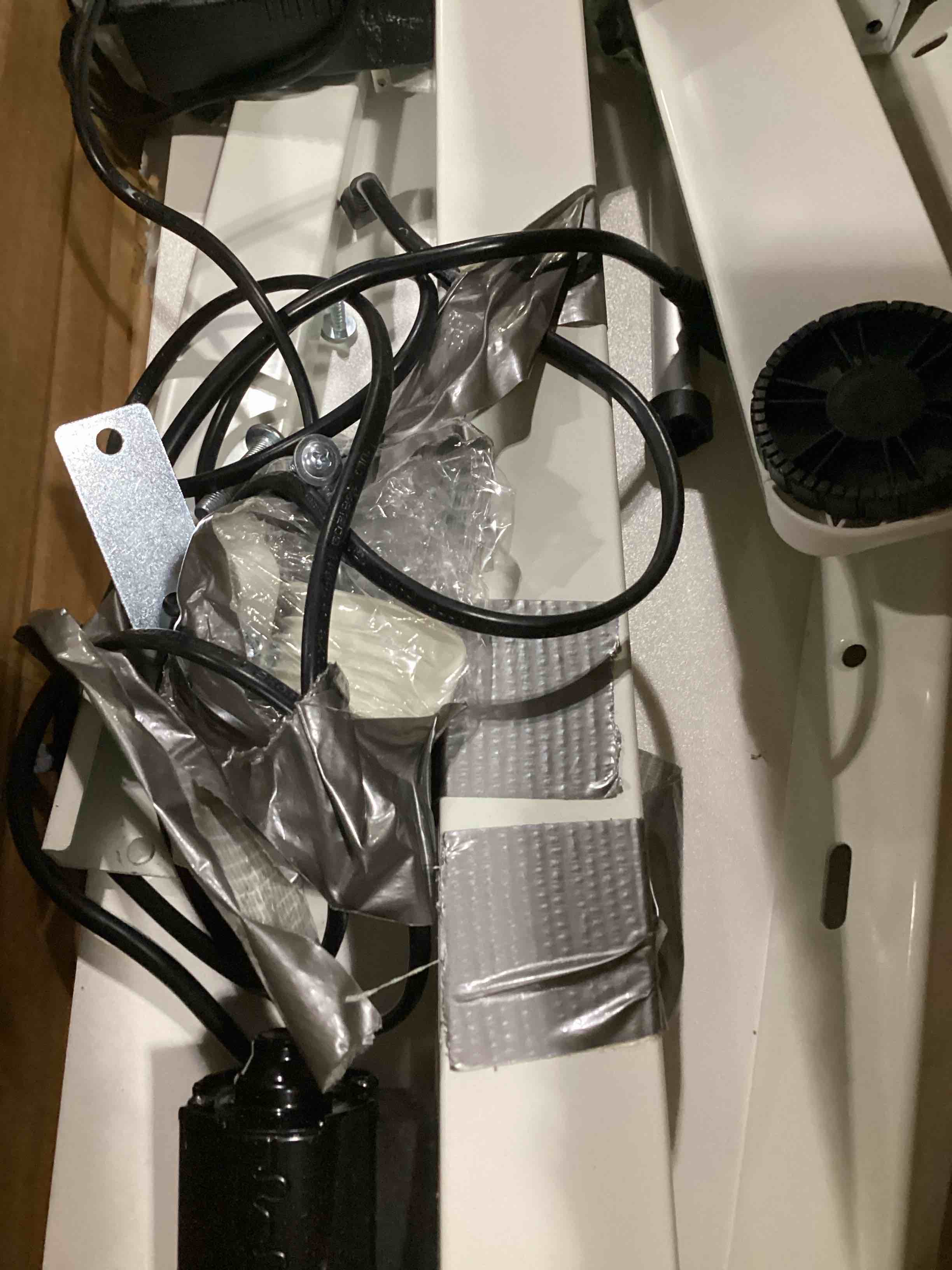 https://s3.amazonaws.com/lotting-images-prod/bidfta/RED5675921_1720538442646.jpeg