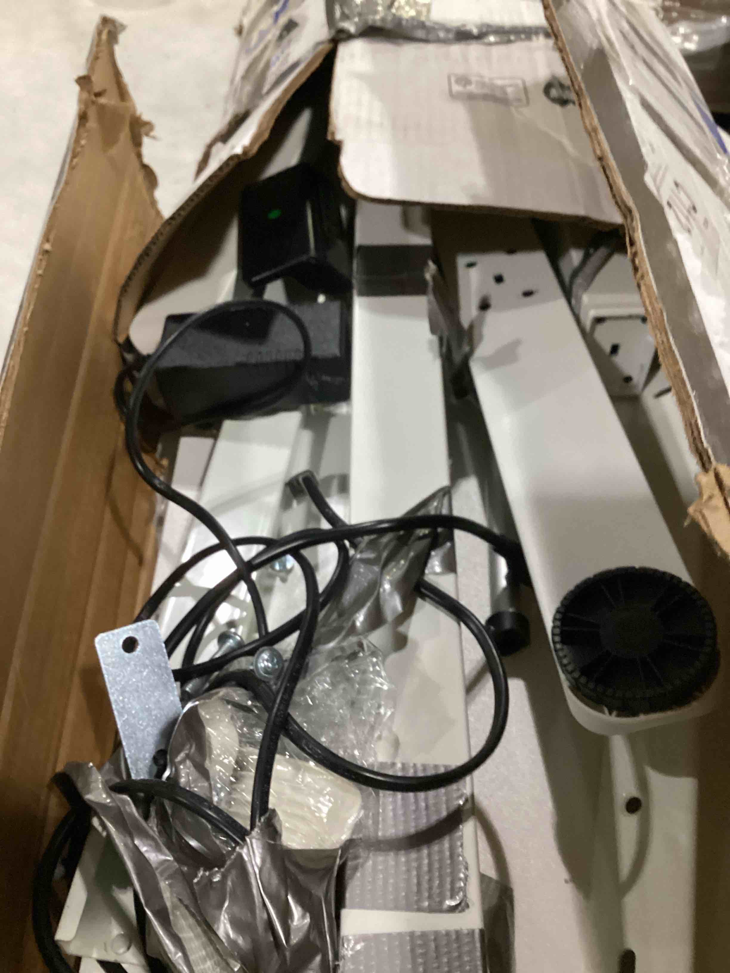 https://s3.amazonaws.com/lotting-images-prod/bidfta/RED5675921_1720538446492.jpeg