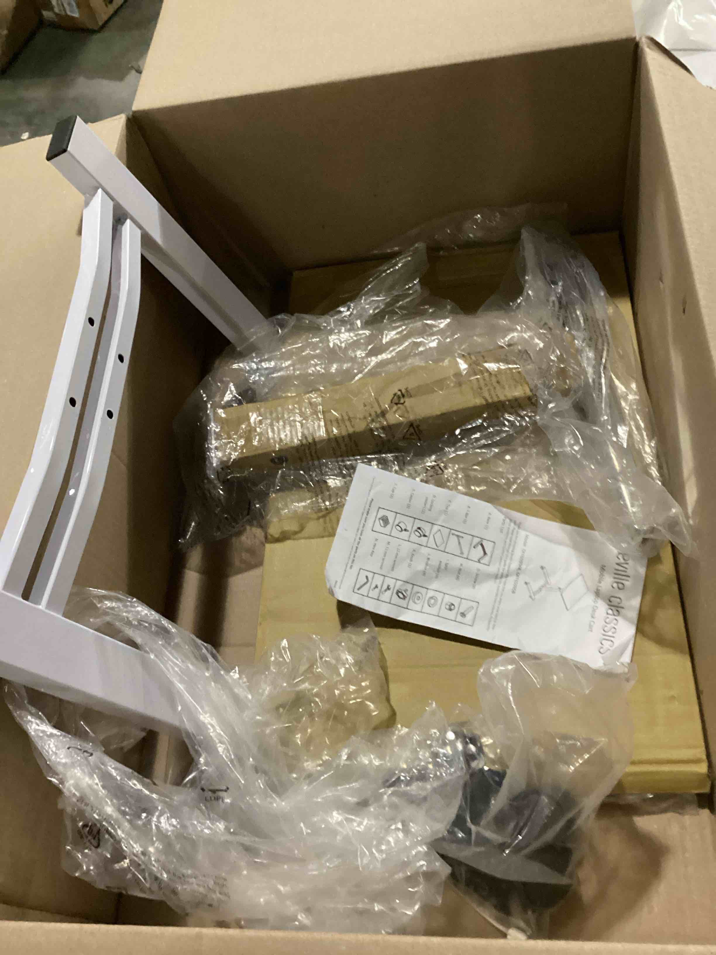 https://s3.amazonaws.com/lotting-images-prod/bidfta/RED5679825_1720027550383.jpeg