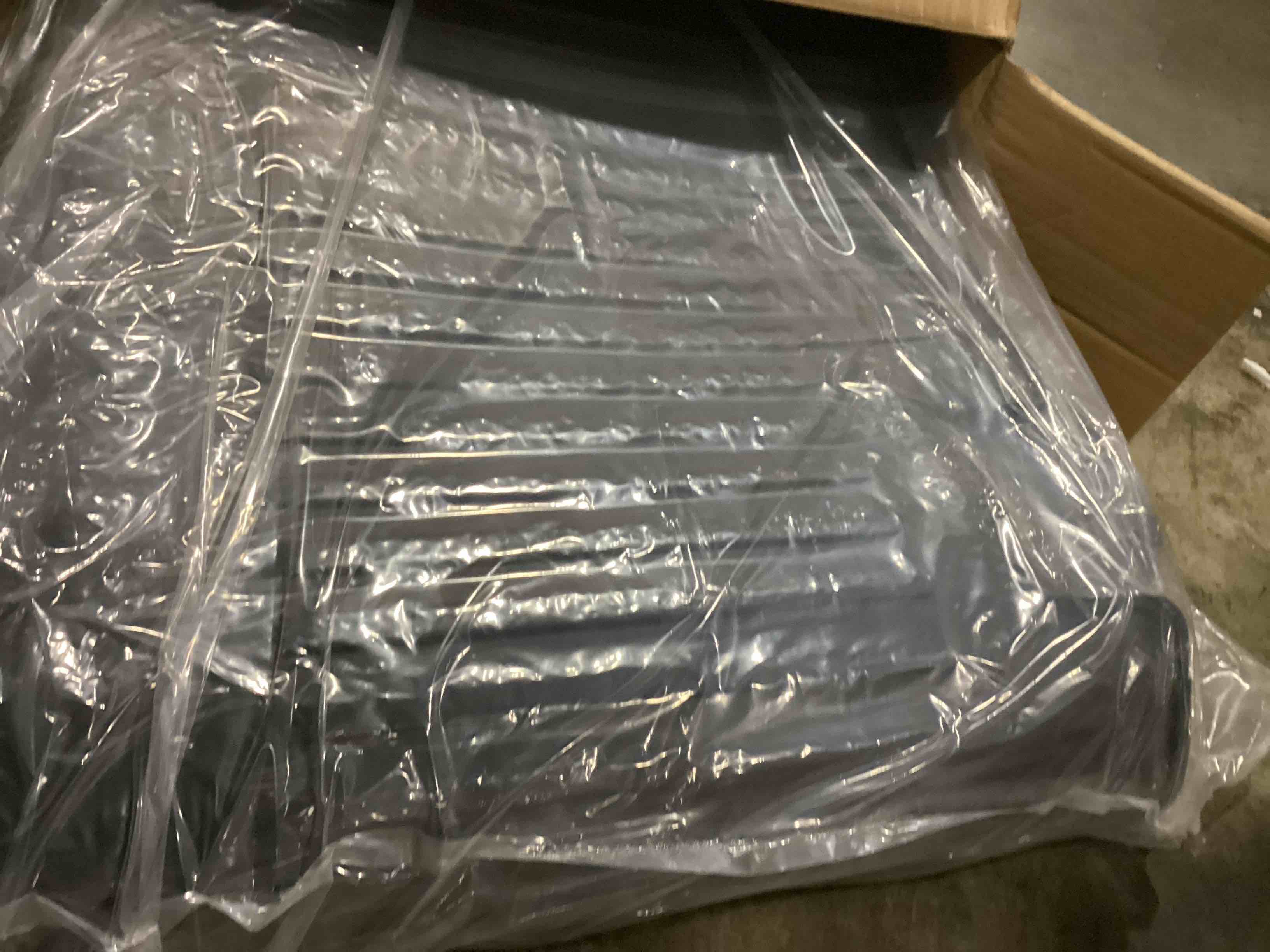 https://s3.amazonaws.com/lotting-images-prod/bidfta/RED5680709_1721401565187.jpeg