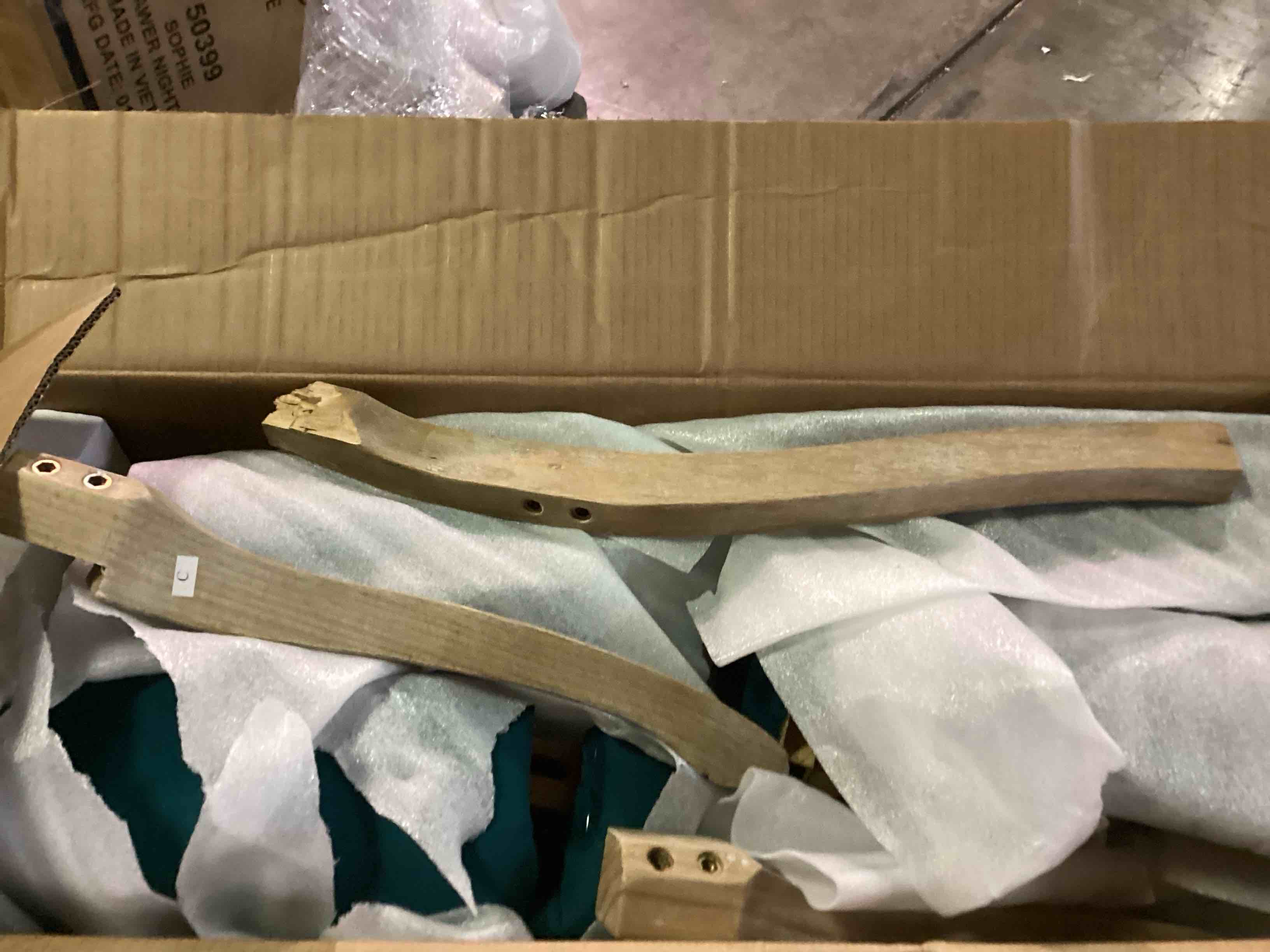 https://s3.amazonaws.com/lotting-images-prod/bidfta/RED5681035_1718803657416.jpeg