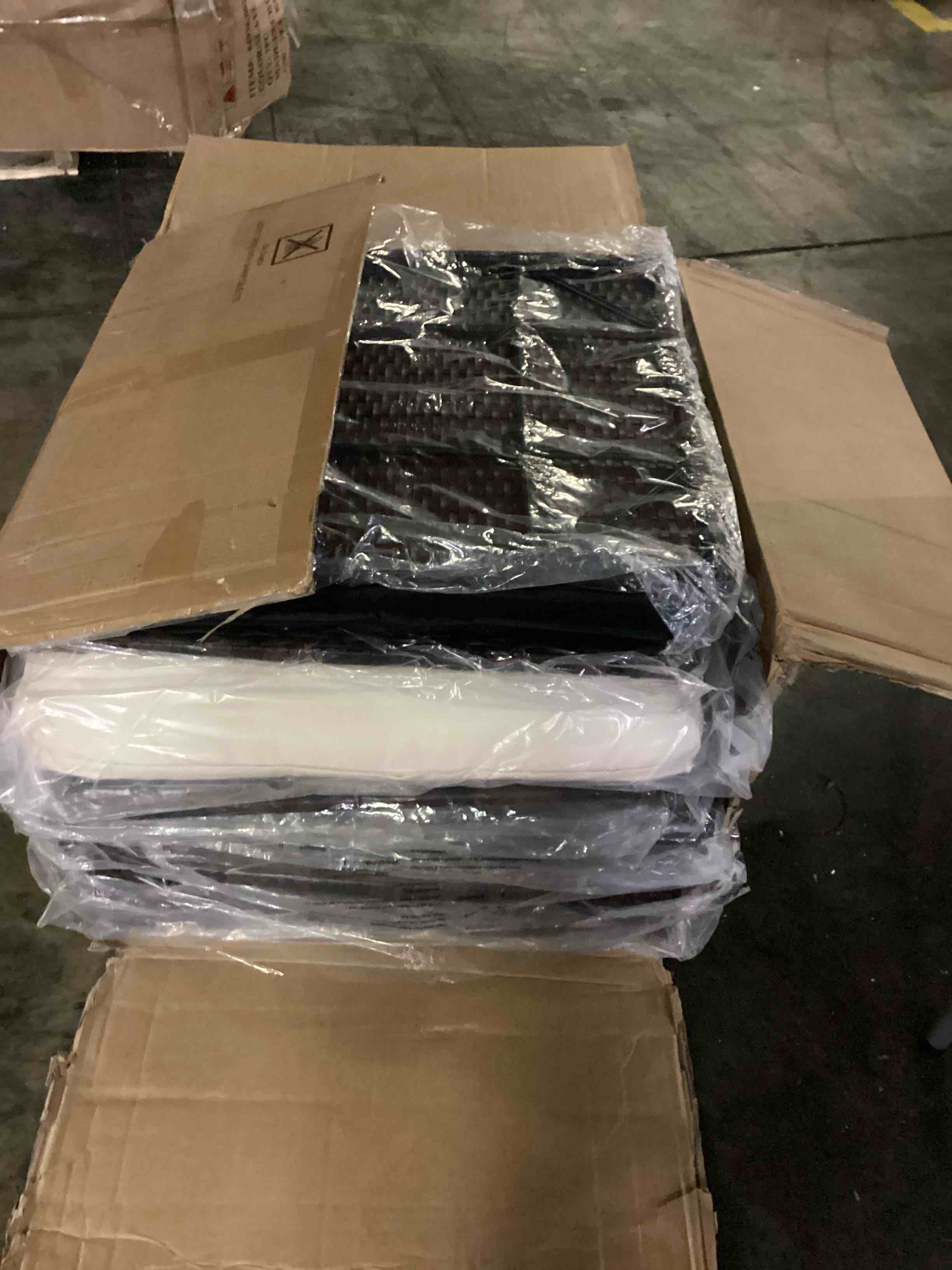 https://s3.amazonaws.com/lotting-images-prod/bidfta/RED5682651_1719244000986.jpeg