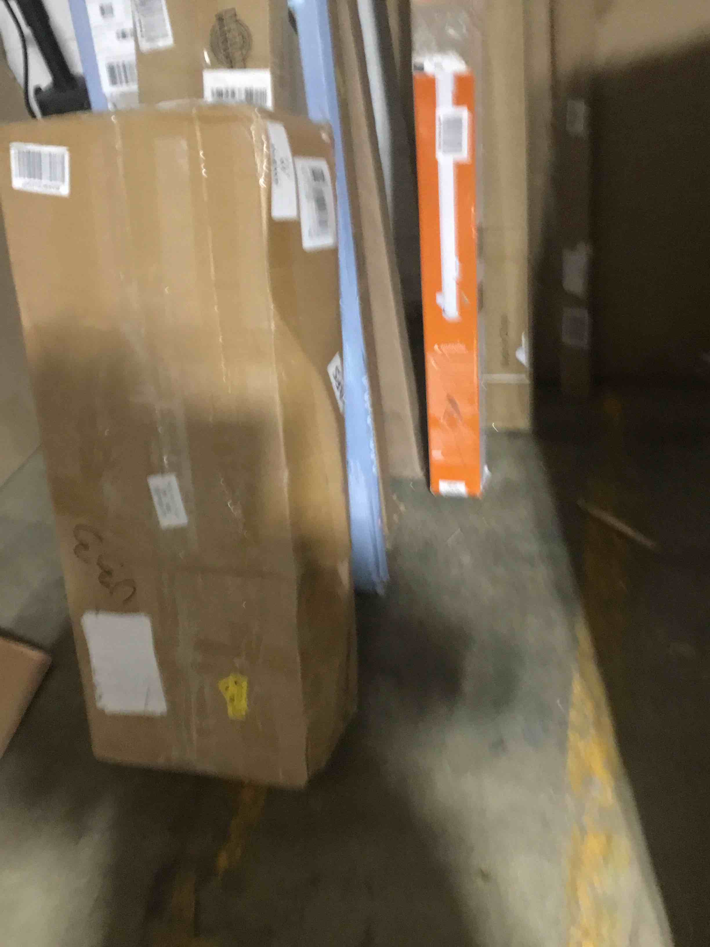 https://s3.amazonaws.com/lotting-images-prod/bidfta/RED5686754_1707584437055.jpeg
