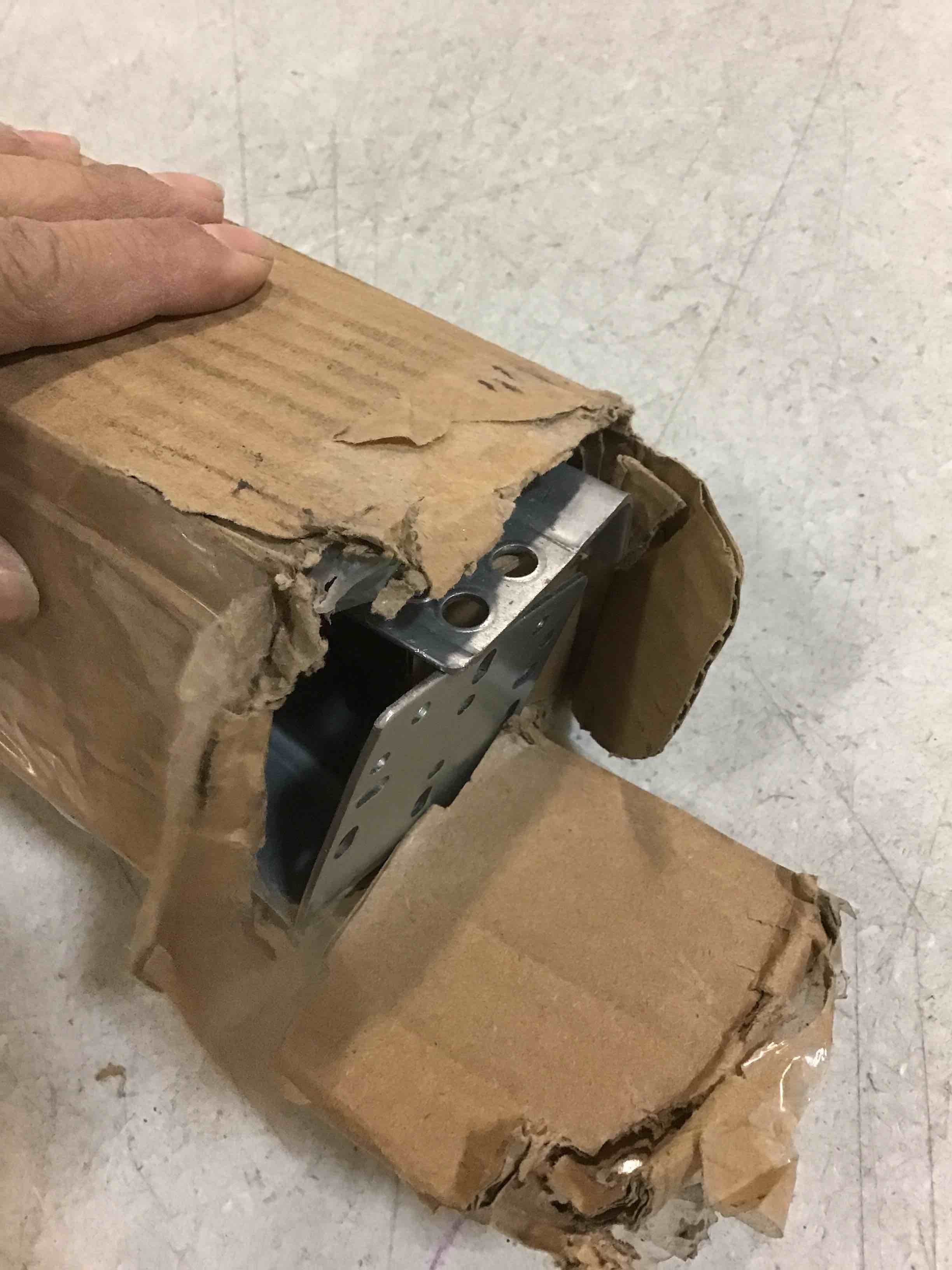 https://s3.amazonaws.com/lotting-images-prod/bidfta/RED5703674_1705928134495.jpeg
