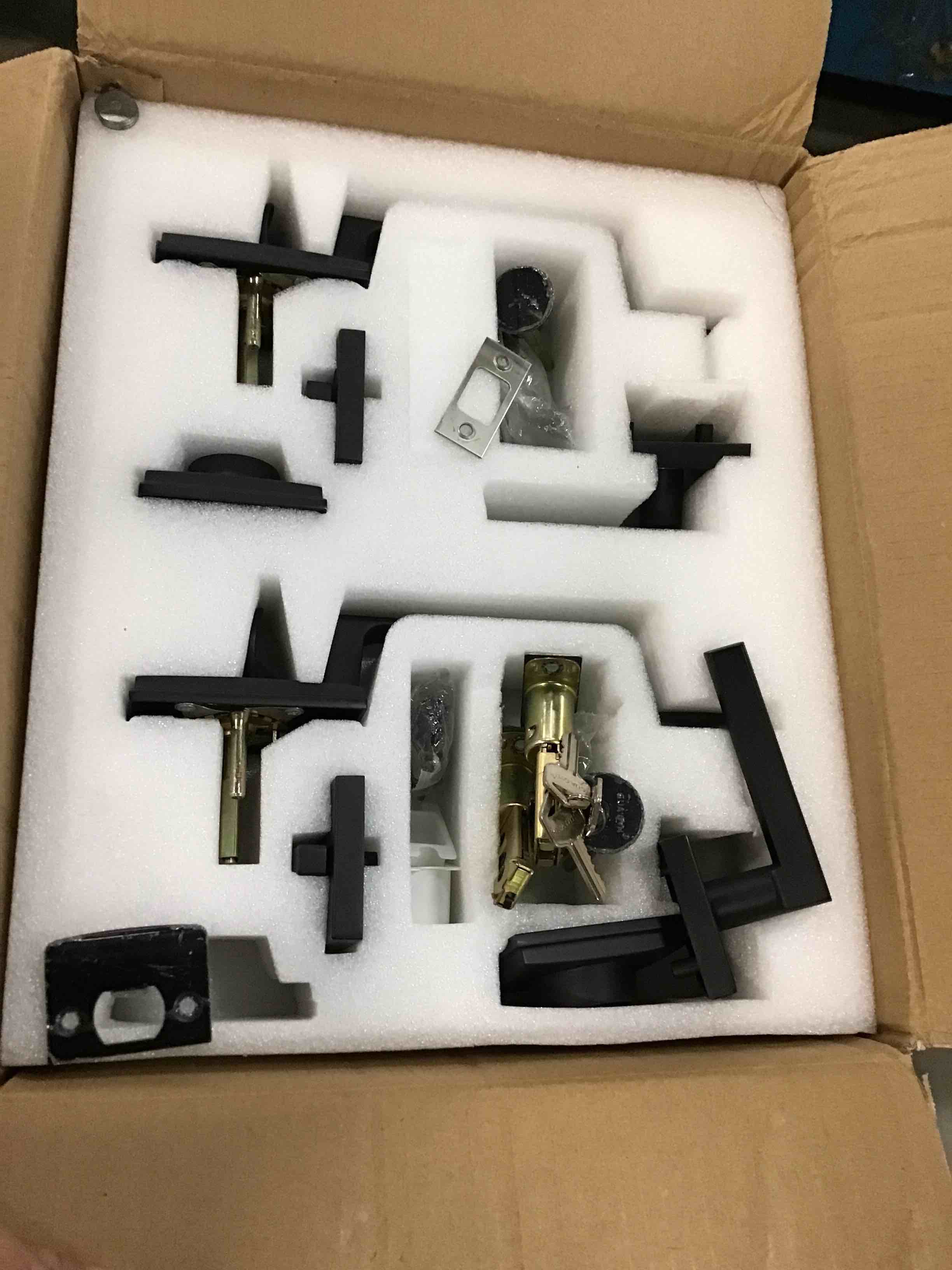 https://s3.amazonaws.com/lotting-images-prod/bidfta/RED5704376_1706122974947.jpeg