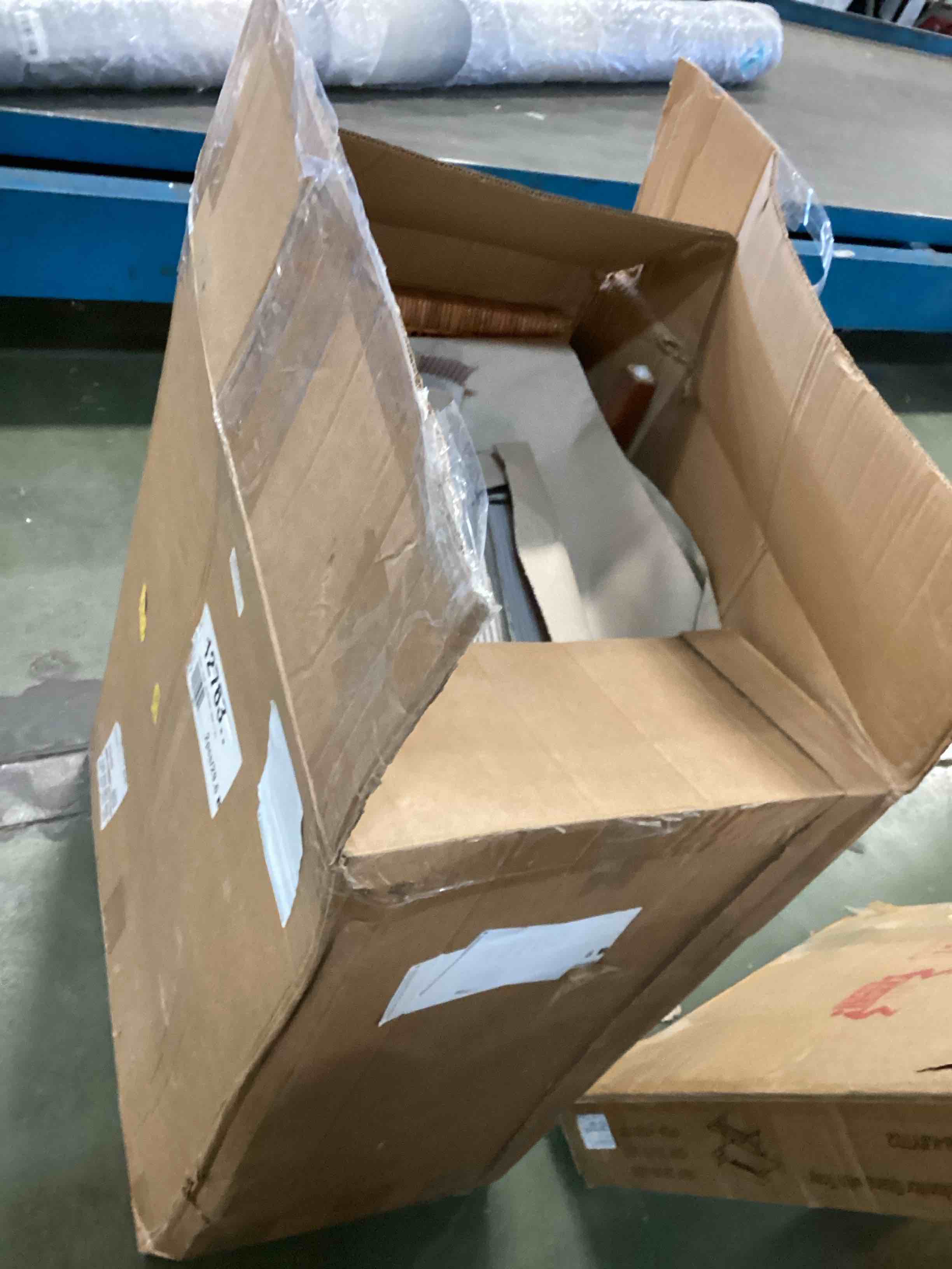 https://s3.amazonaws.com/lotting-images-prod/bidfta/RED5705252_1705864194987.jpeg