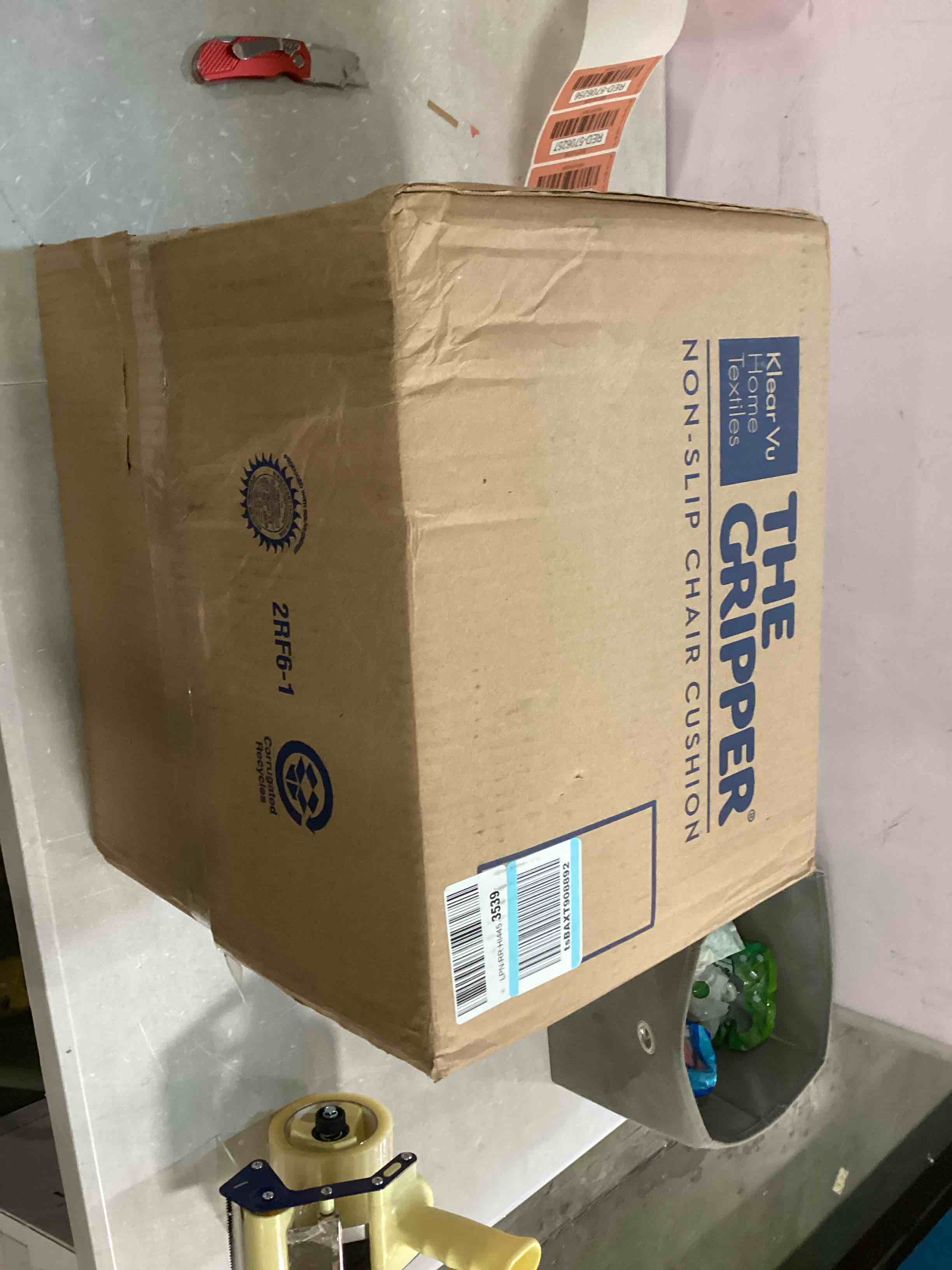 https://s3.amazonaws.com/lotting-images-prod/bidfta/RED5706256_1706271750481.jpeg